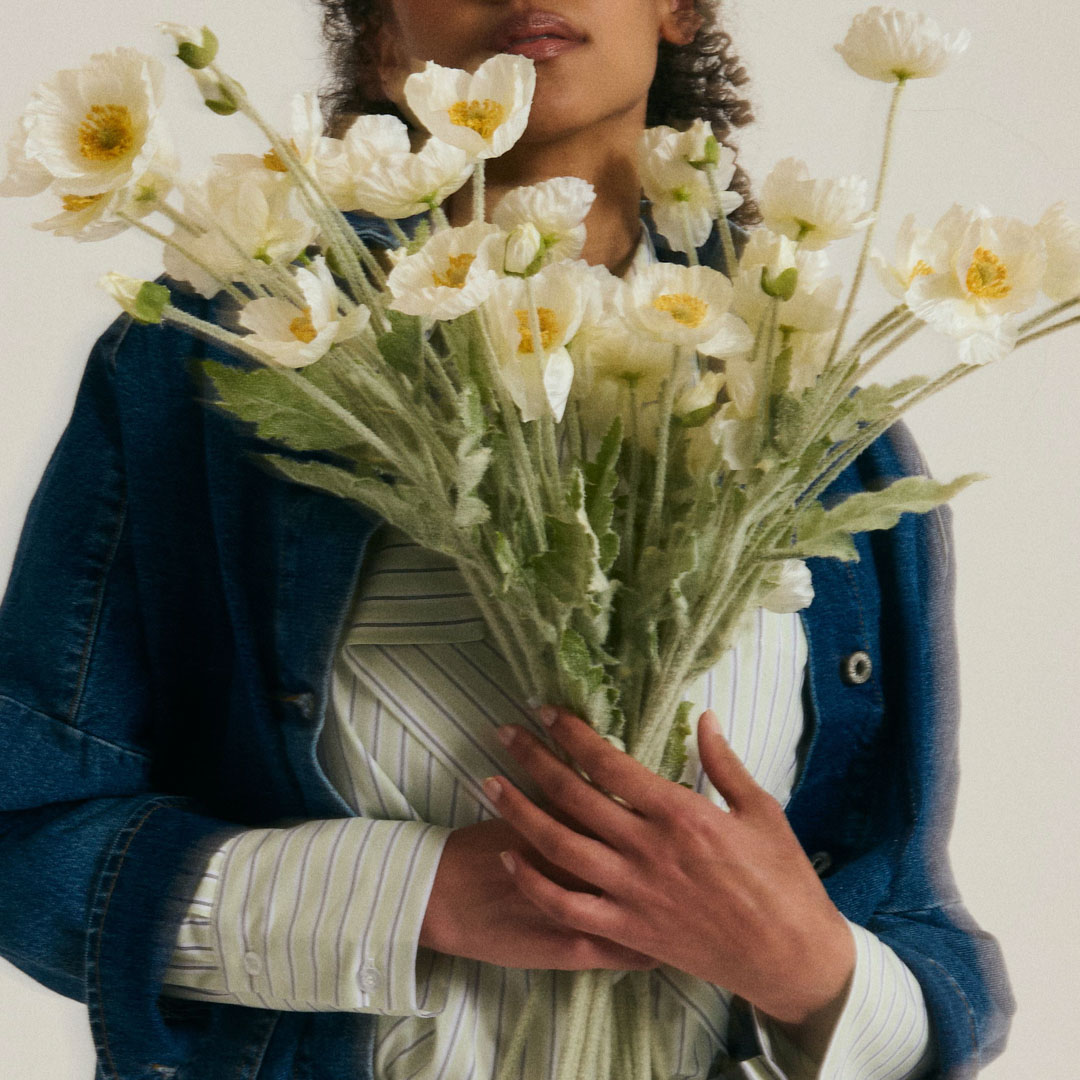 boeket bloemen, witte papavers, groene stelen, denim jas, gestreepte shirt