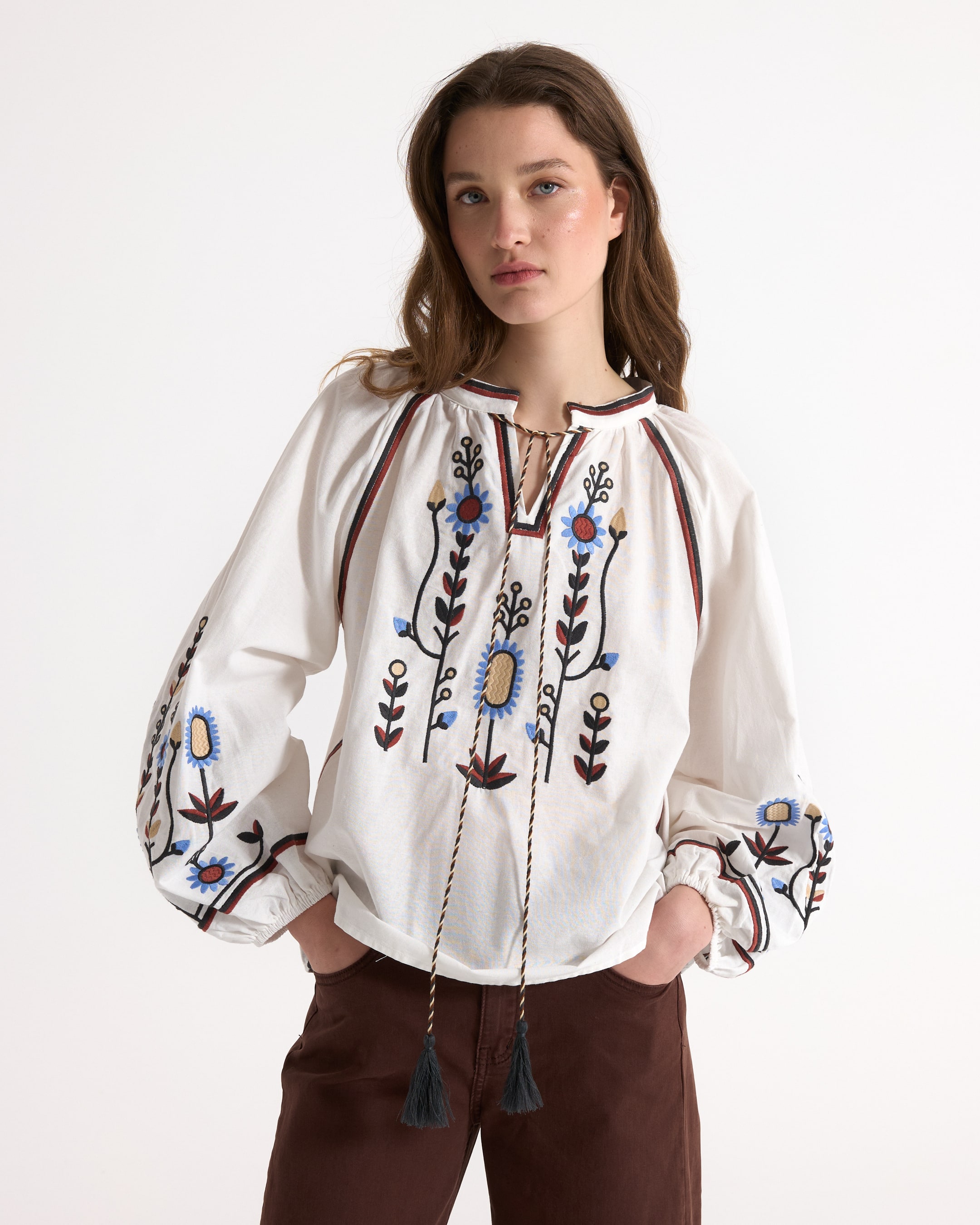 geborduurde blouse, witte blouse, boho top, bloem borduurwerk, pofmouw