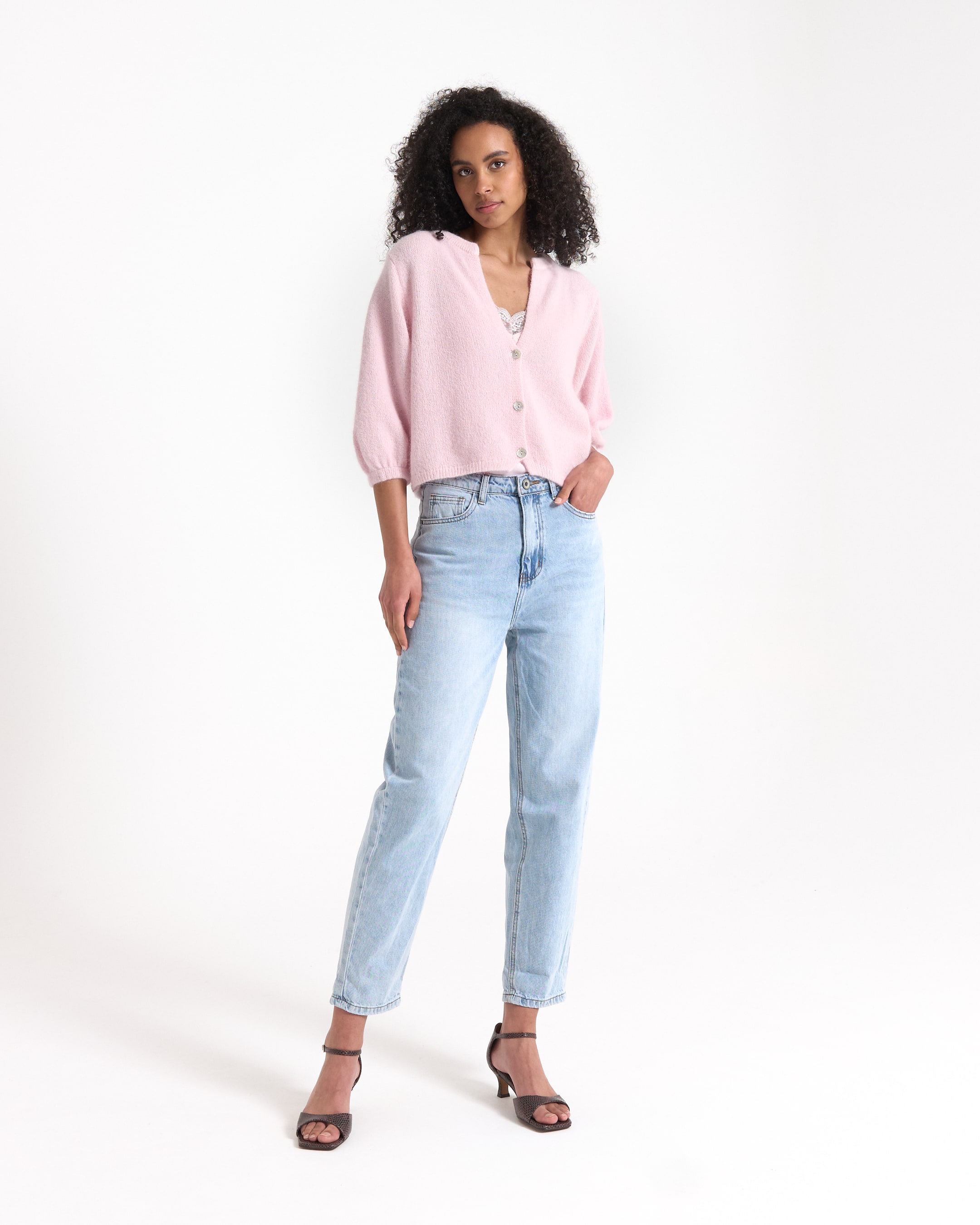 roze cardigan, cardigan, gebreide kleding, lichte spijkerbroek, open cardigan