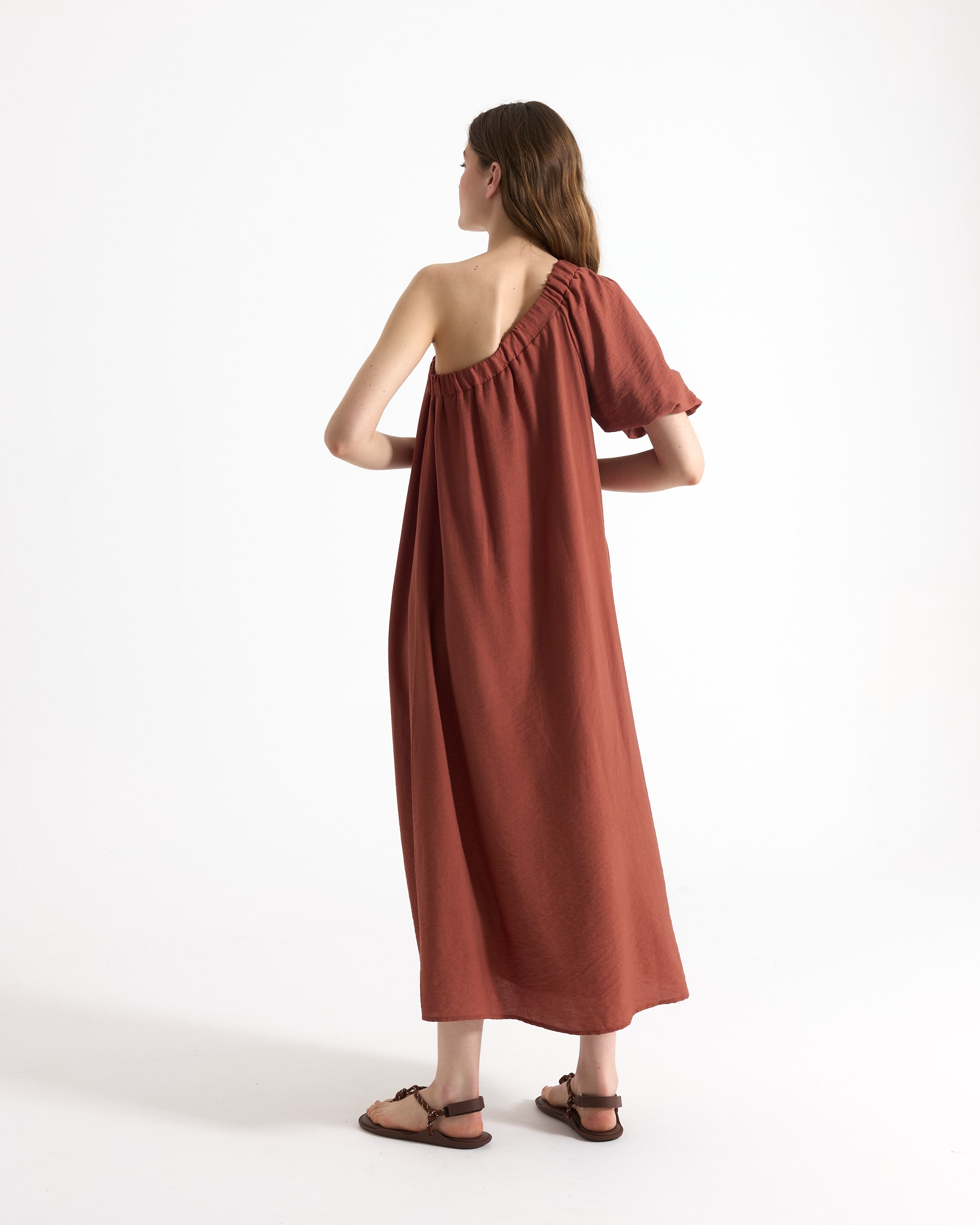 een-schouder, maxi-jurk, rood-bruin, linnen, sandalen