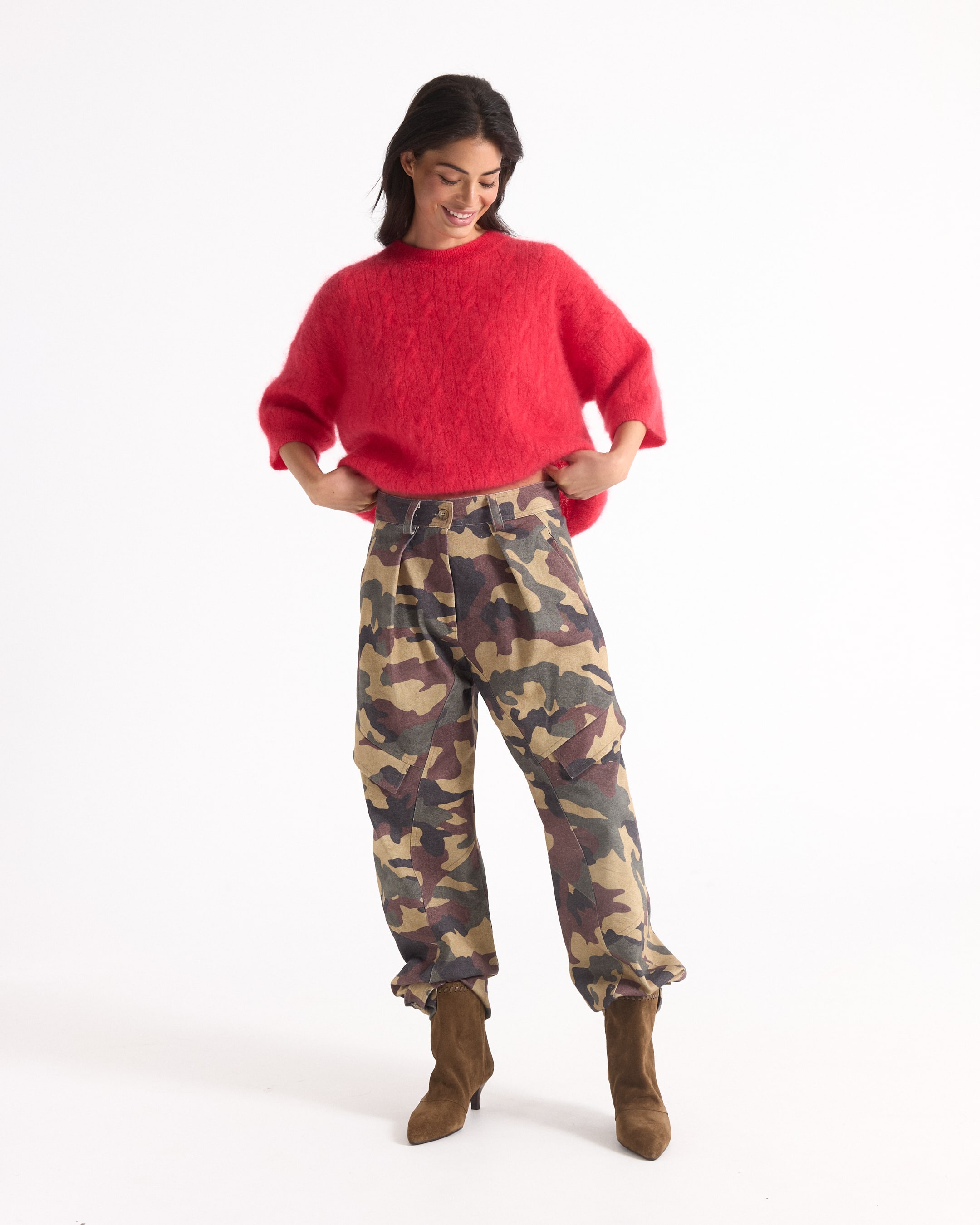 rode trui, cropped trui, losse pasvorm, camouflage broek, enkellaarzen