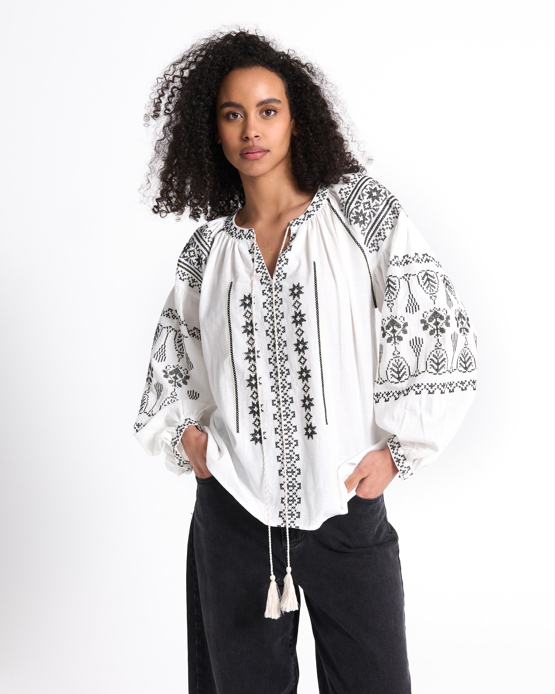 geborduurd overhemd, wit shirt, boho blouse, landelijke blouson, touwtjes kwastjes