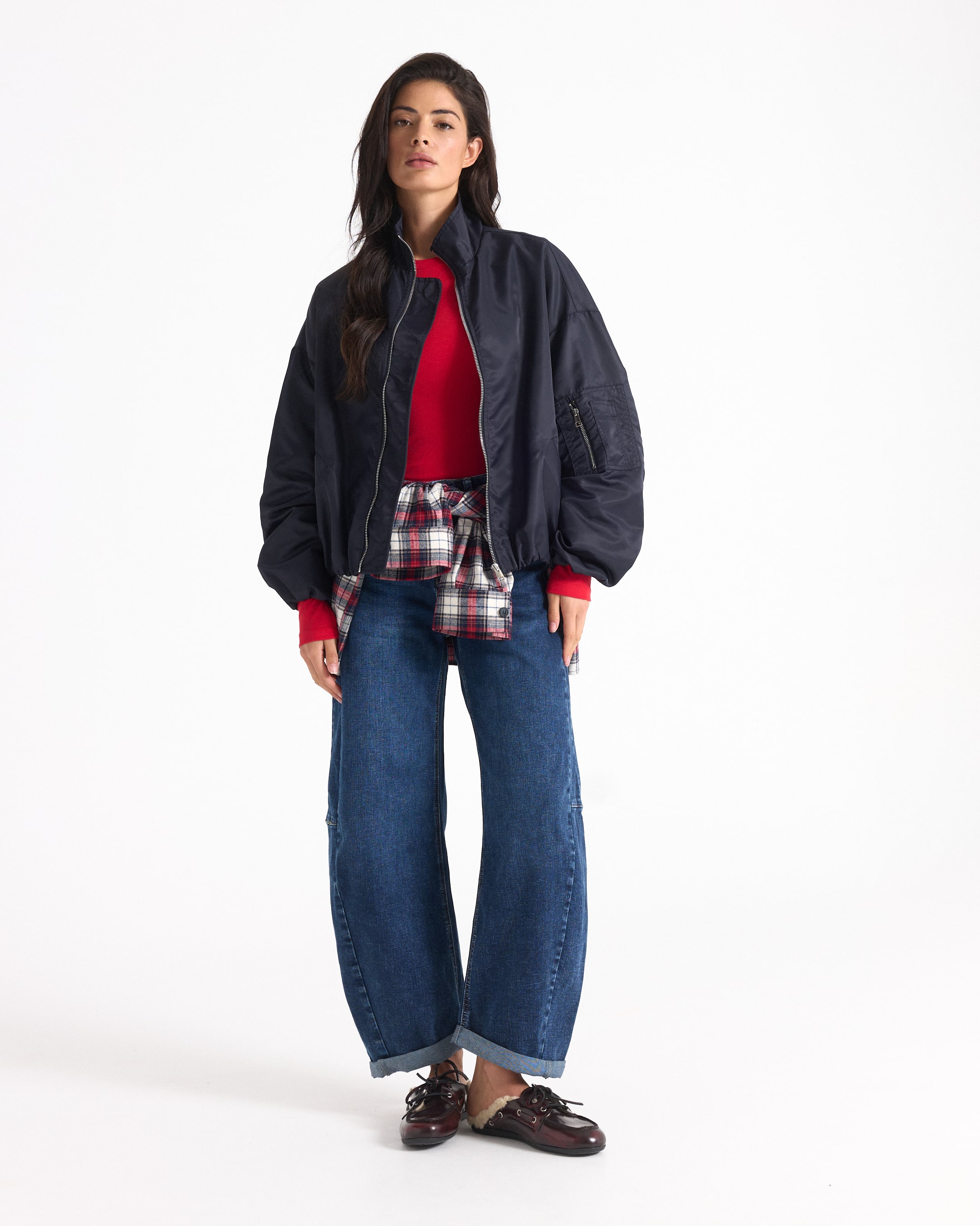 bomberjack, jas, gevoerd jack, rode trui, blauwe wijdejeans, plaid overhemd, lederen sloffen