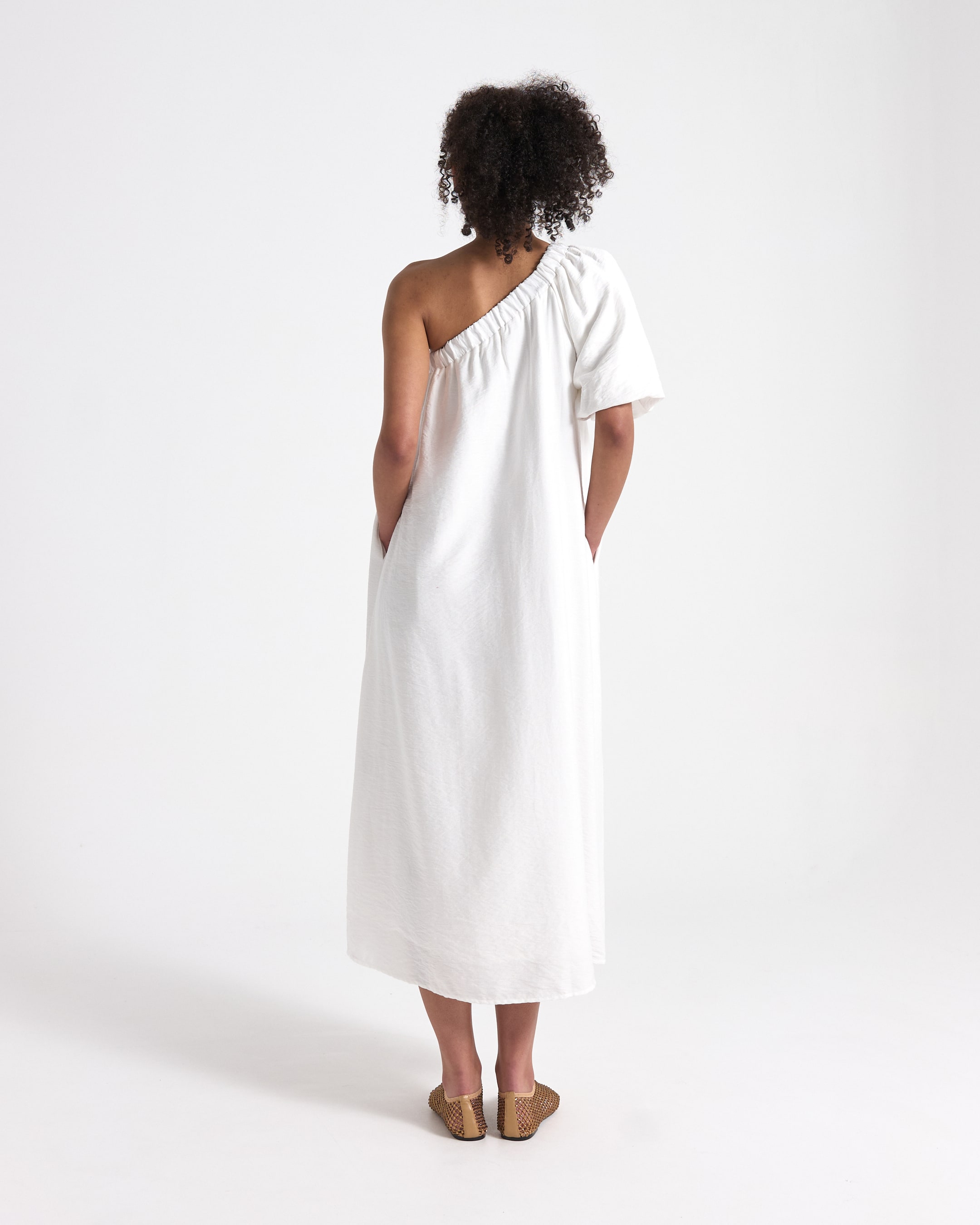 een-shoulder, witte-jurk, maxi-jurk, korte-mouw, linnen-katoen
