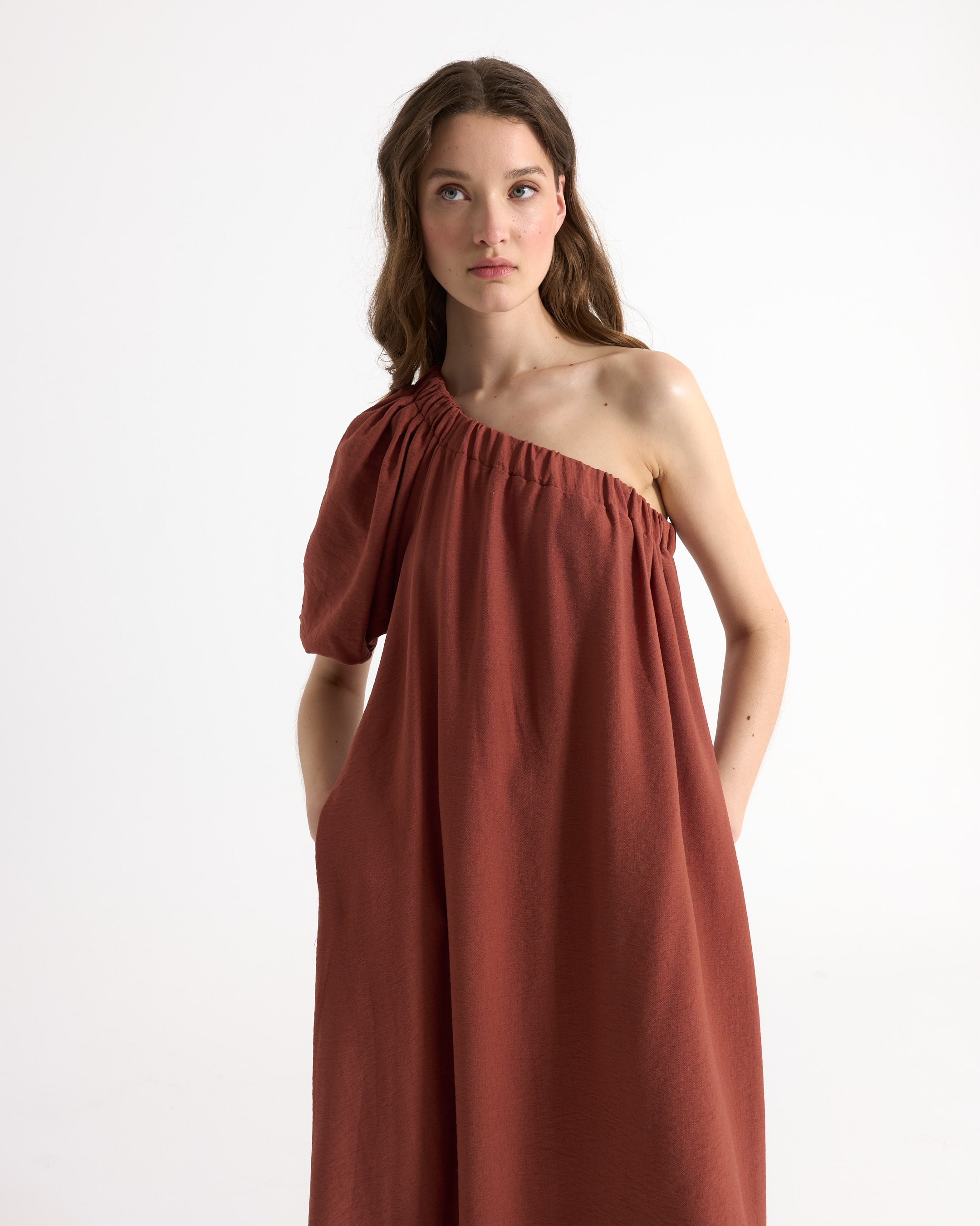 een-schouder, rood-bruin, maxi-jurk, linnen-achtig, effen-kleur