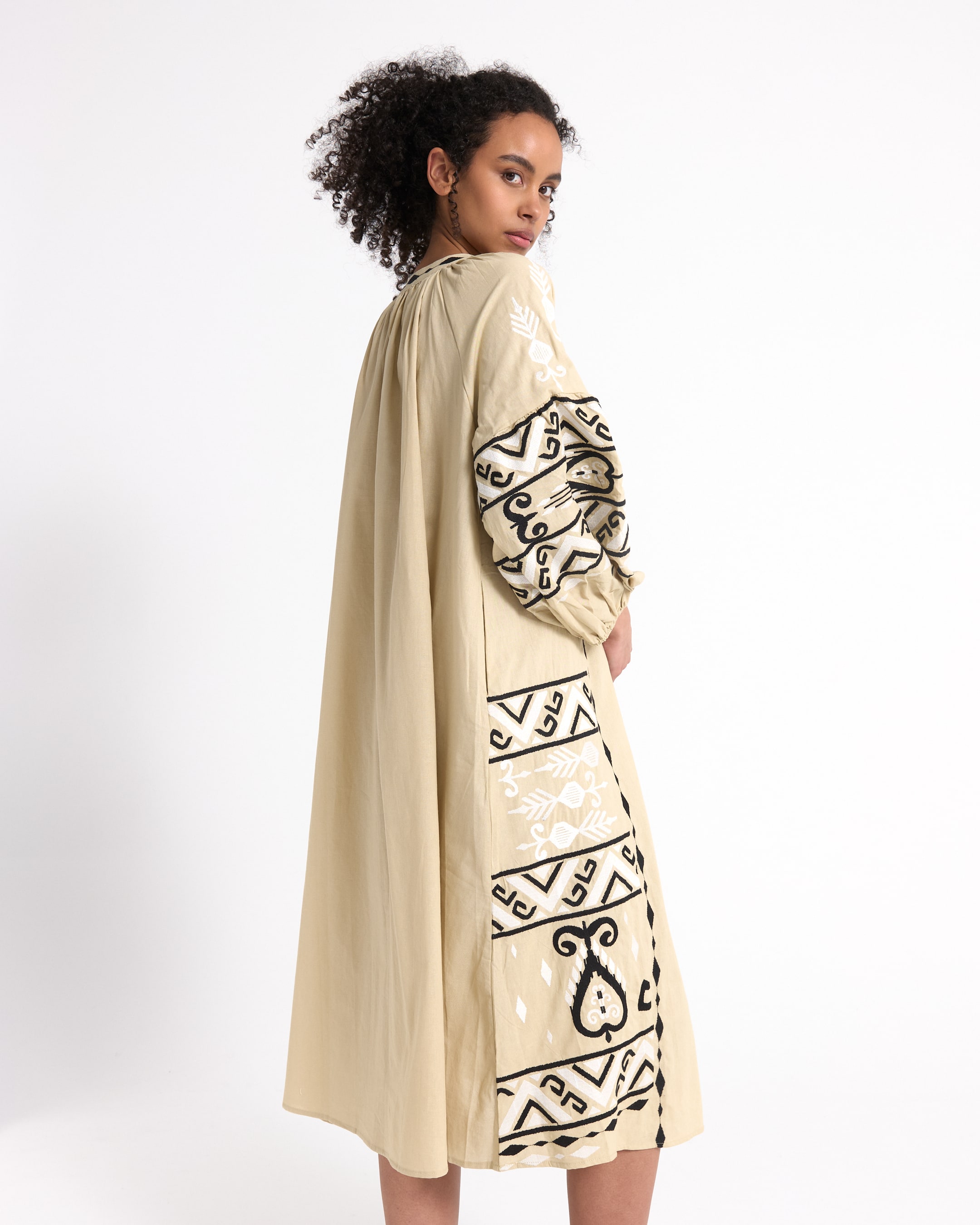 losvallende jurk, beige jurk,  geborduurde patroon, lange mouwen, sandalen