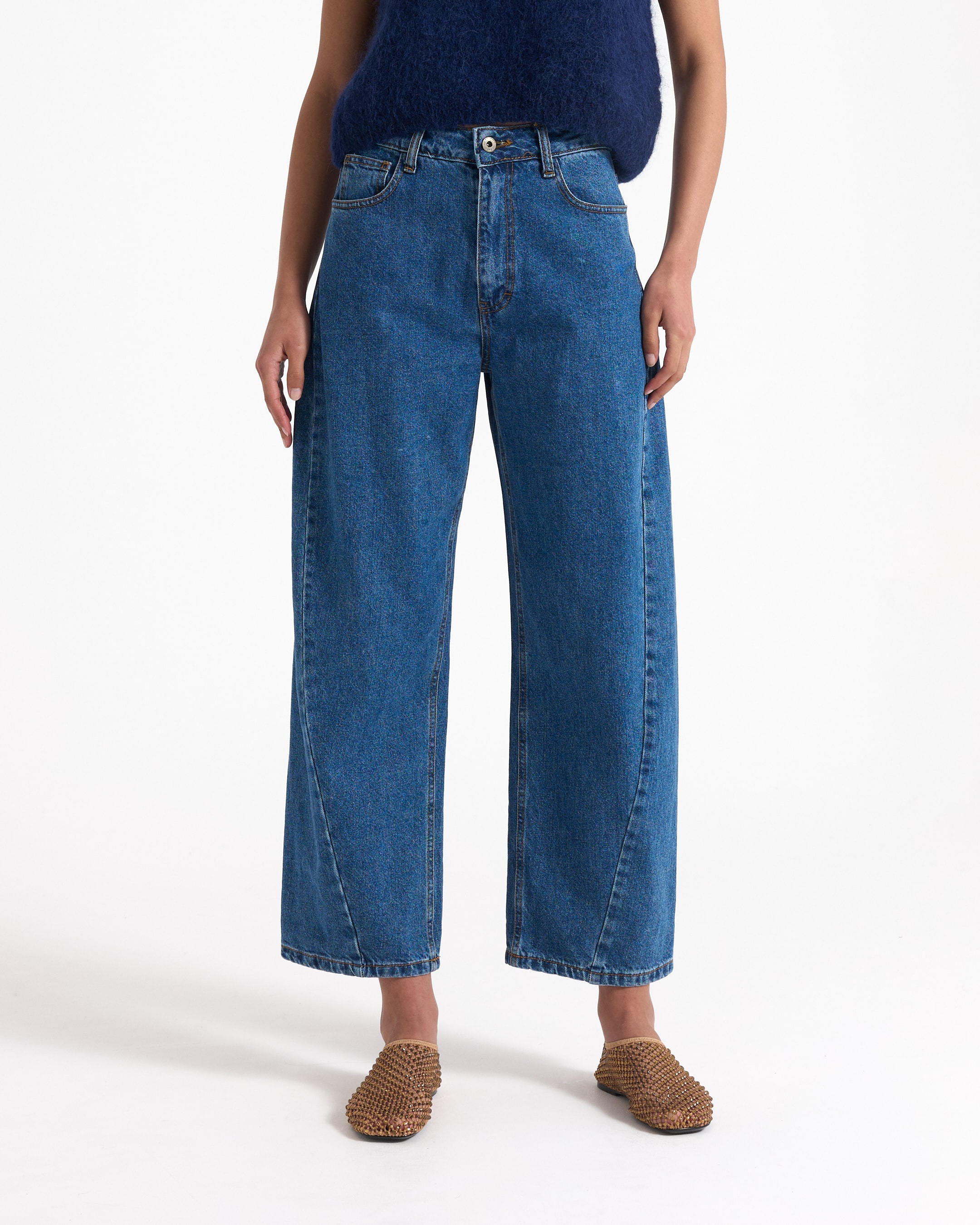 top zonder mouwen, katoenen trui/gebreide top, marineblauw, hooggetailleerde jeans, wijd uitlopende jeans