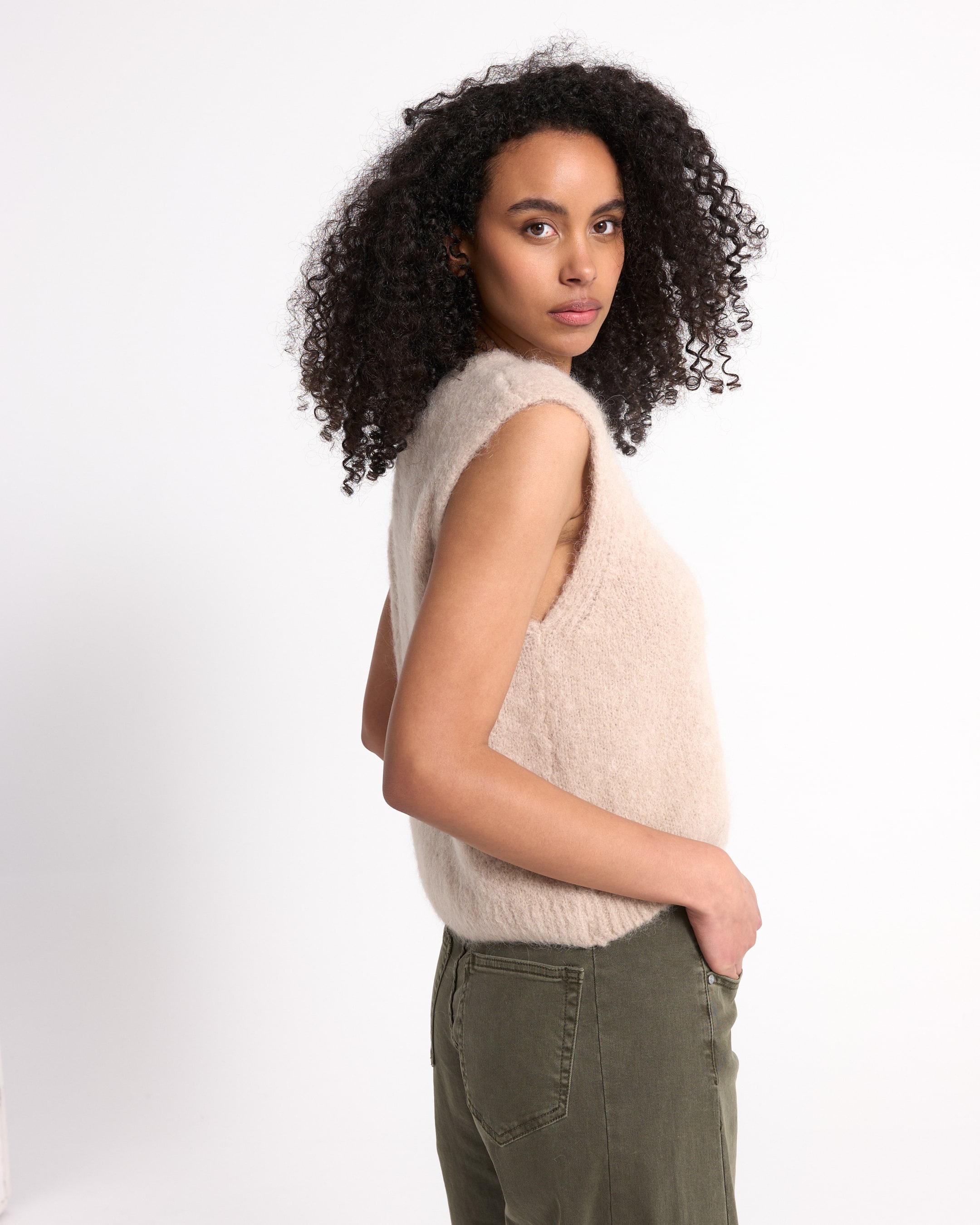 gebreide vest, beige, mouwloos, vachtige textuur, vrouw