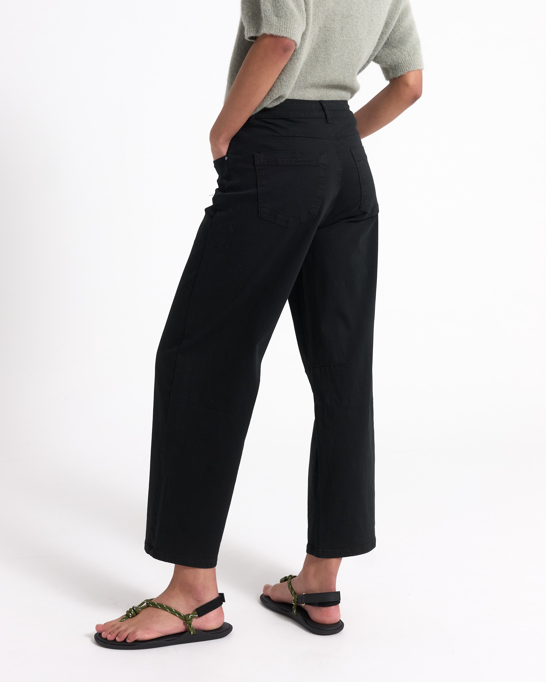 zwarte broek, wijdeman, achterzakken, enkellengte, sandalen