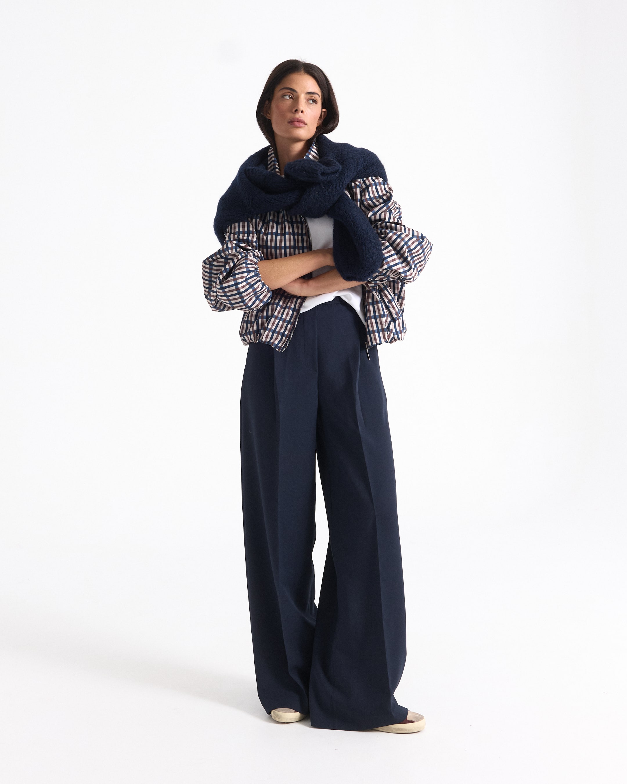 broek met wijde pijpen, marineblauw, ruitjesjack, sjaal, casuele outfit