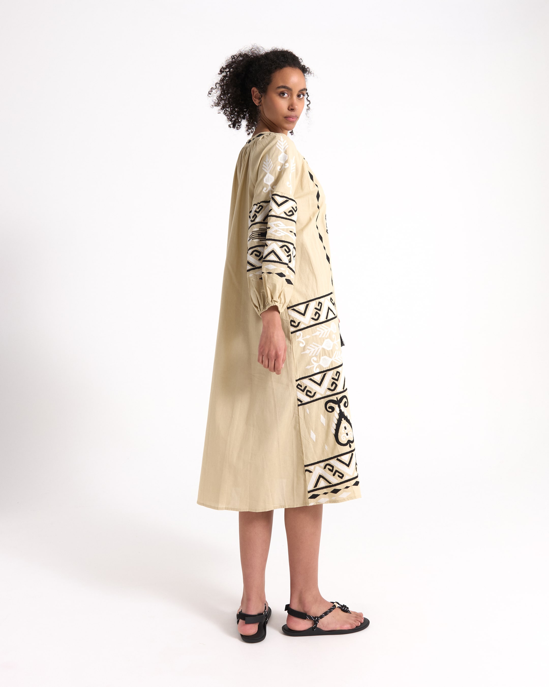 beige jurk, lange jurk, geborduurd patroon, driekwart mouw, kuitlengte