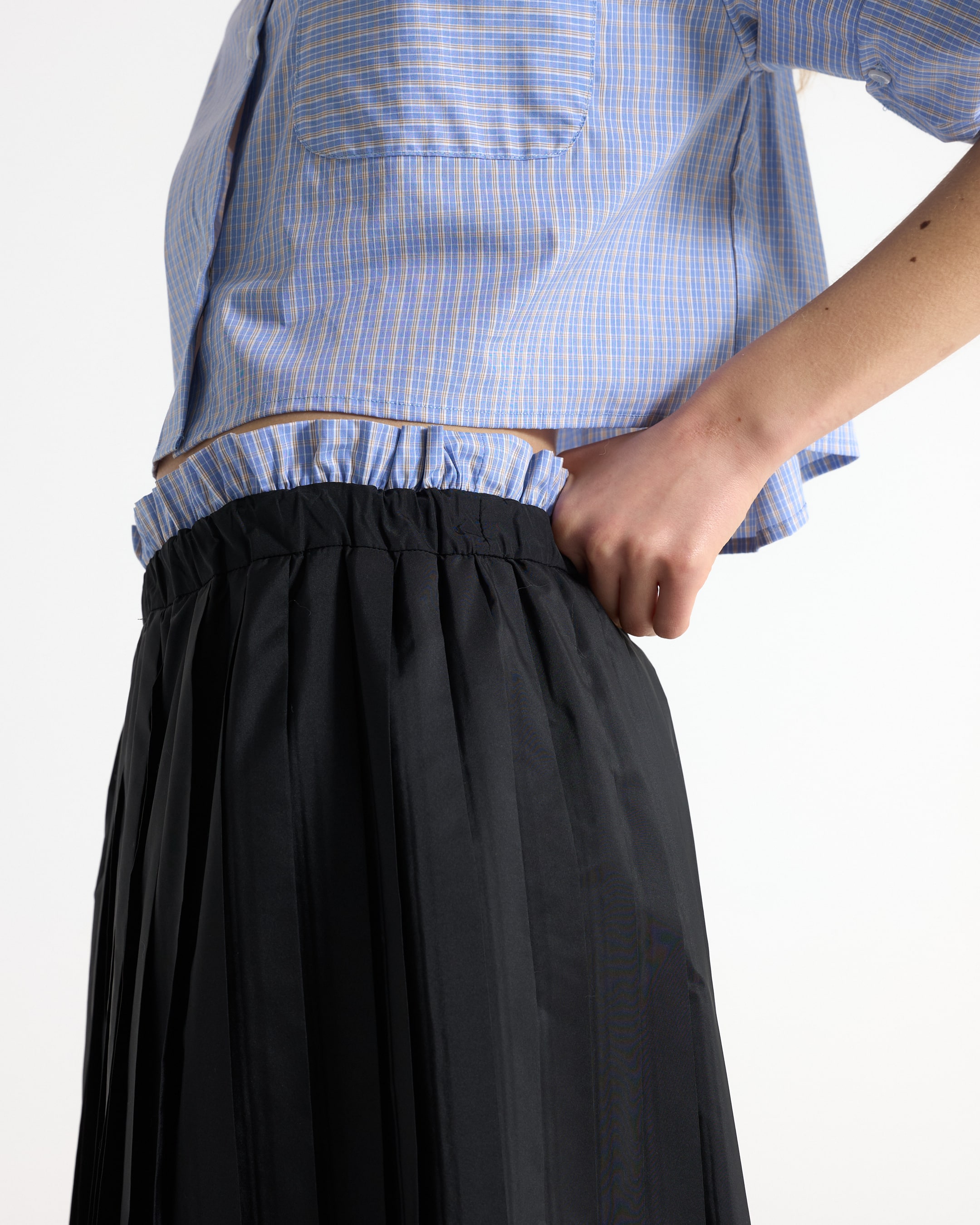 blauwwit geblokte shirt, elastische tailleband, zwarte rok, plooien rok, casual outfit