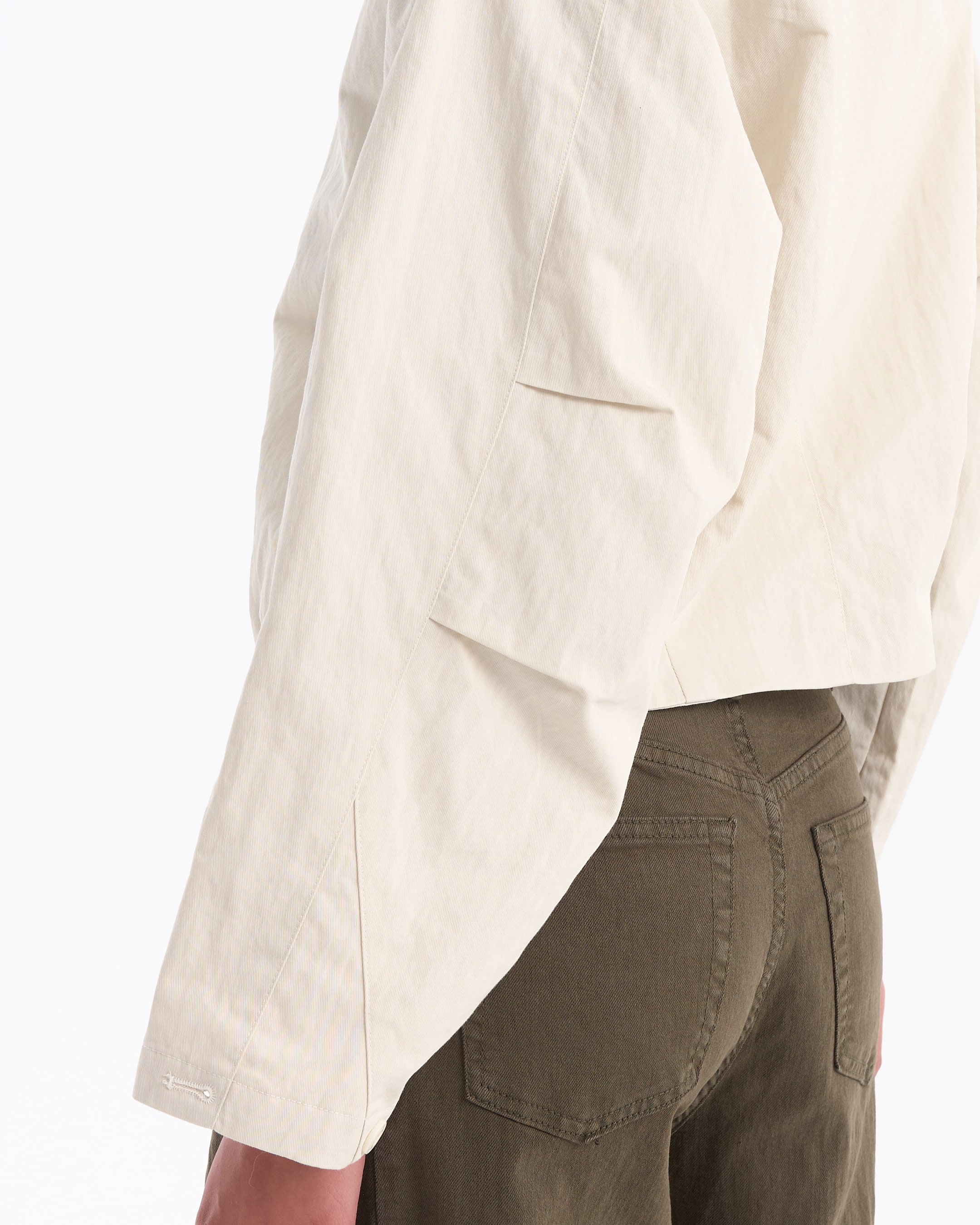 beige shirt, lange mouw, licht jack, zakflap, bruine broek