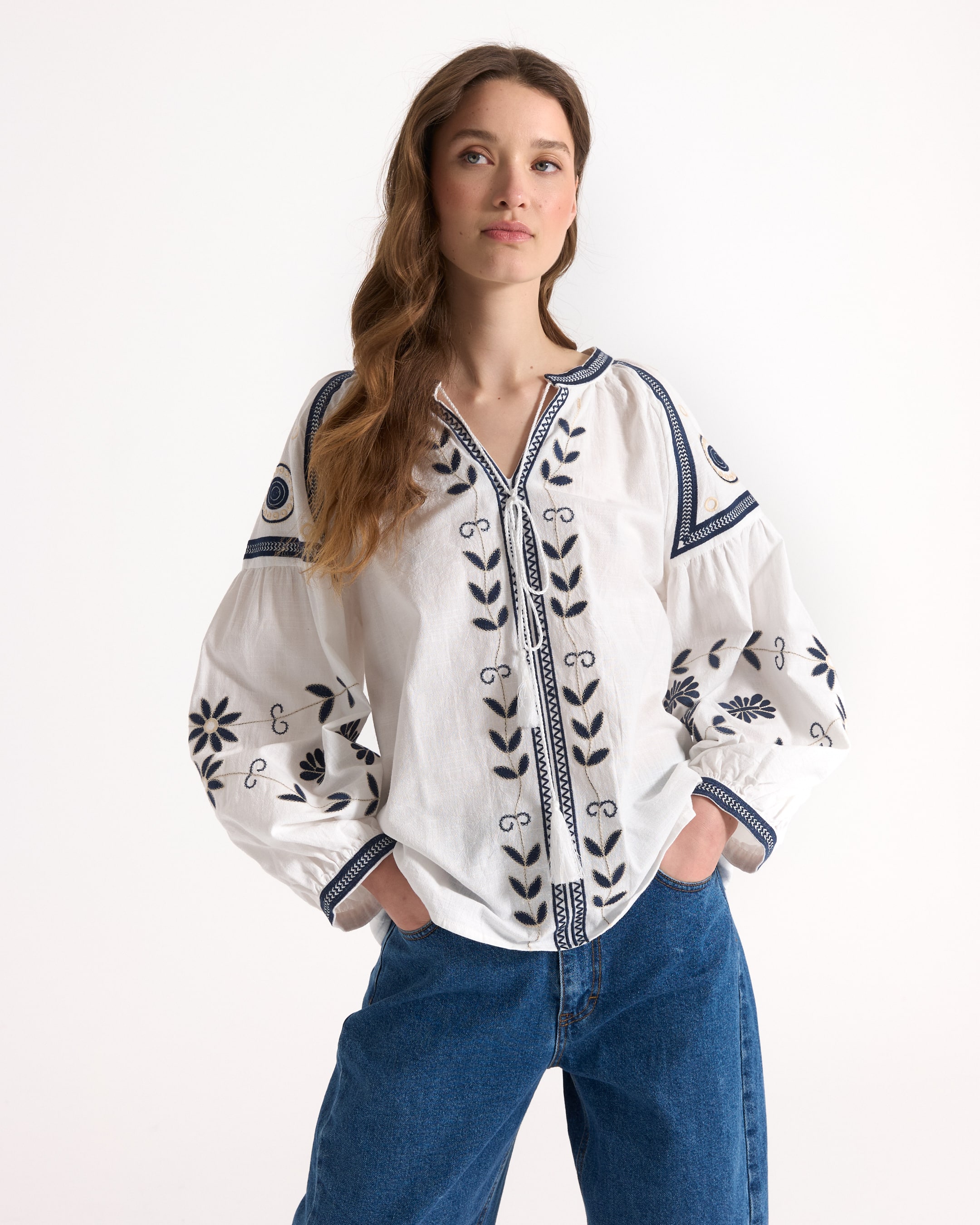 wit blouse, borduurwerk, donkerblauw, boho mouw, katoen