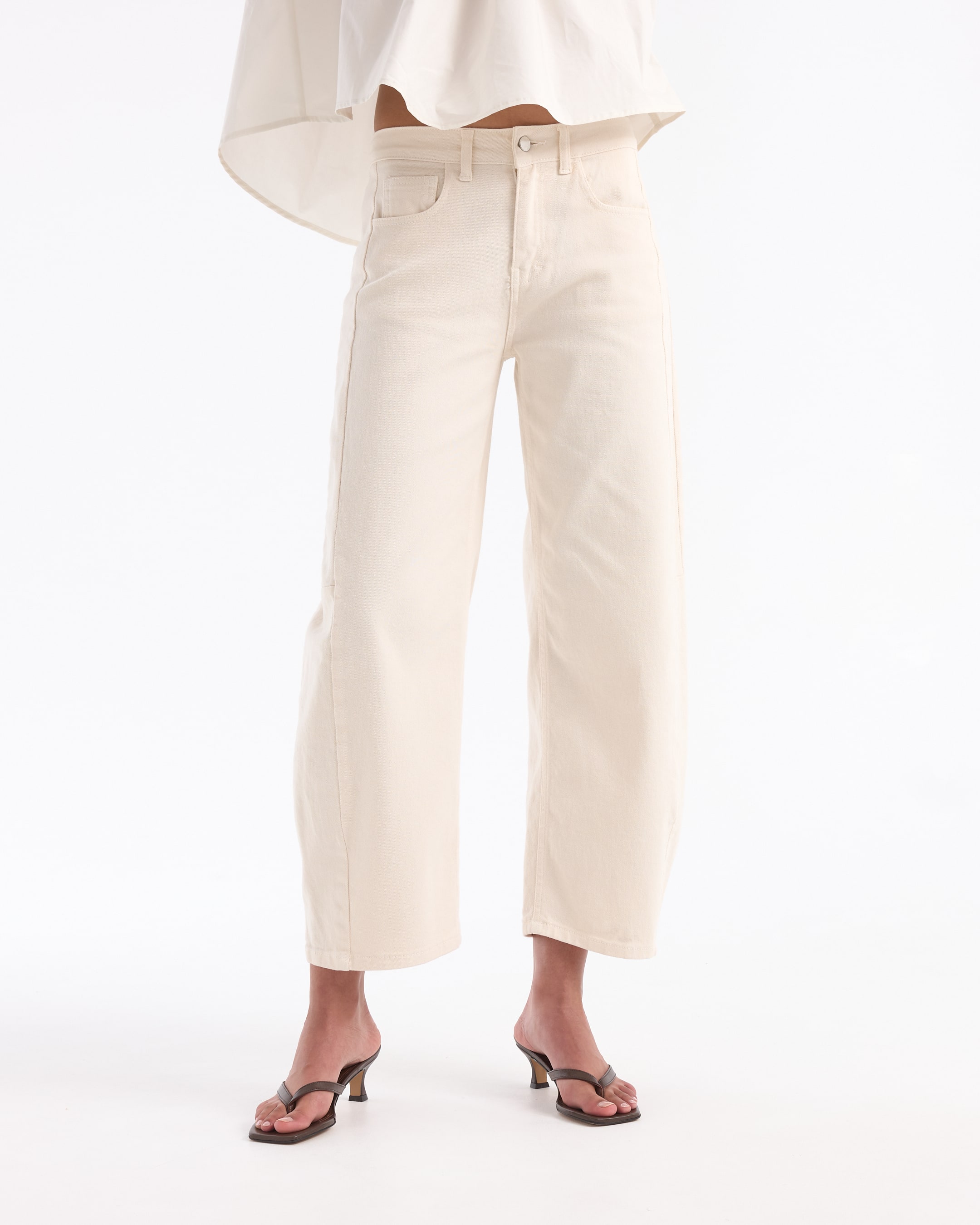 top off-shoulder, blouse crème, coupe ample, jeans taille haute, sandales