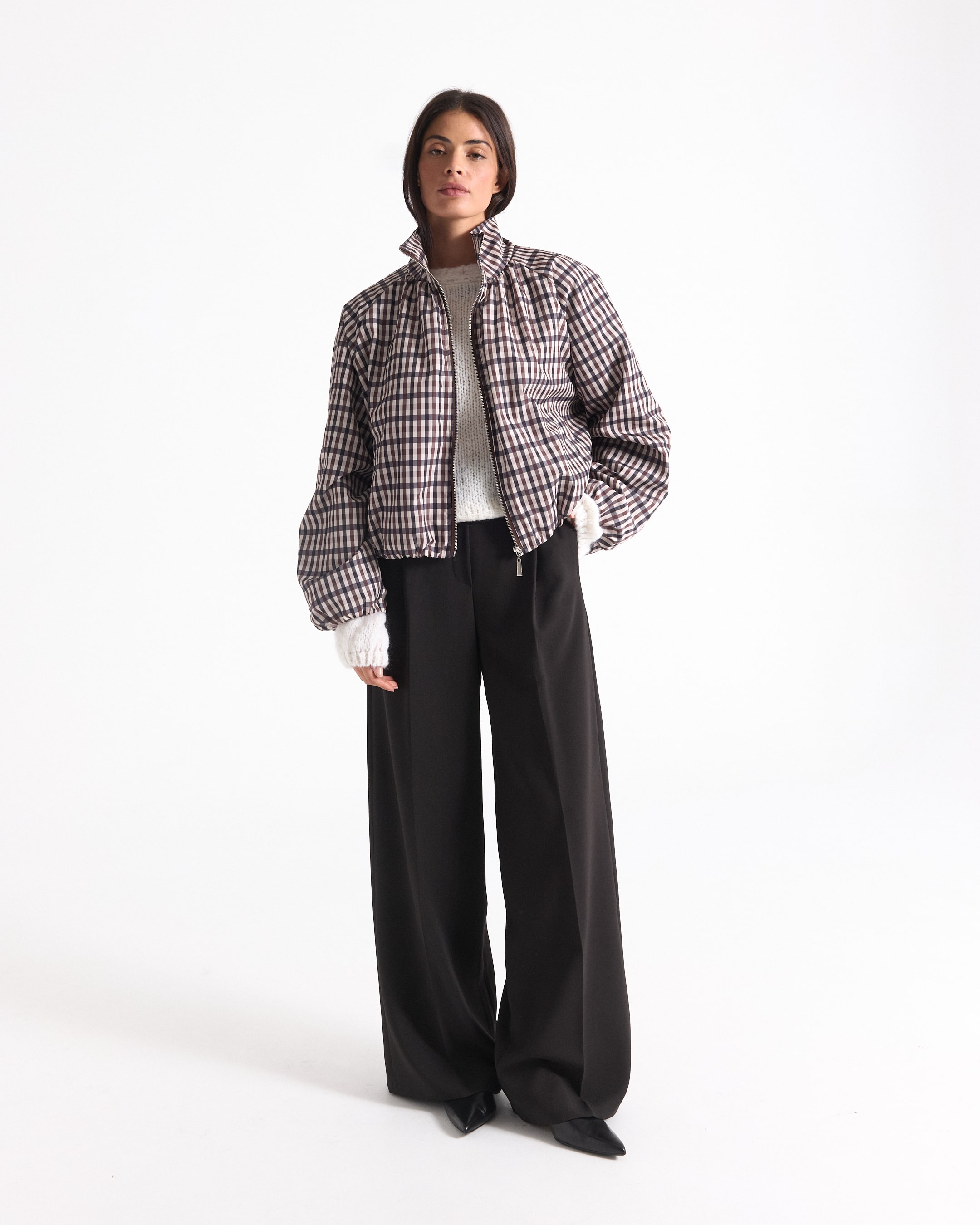 jasachtige jas, geruite patroon, wijd uitlopende broek, hoge kraag, casual outfit