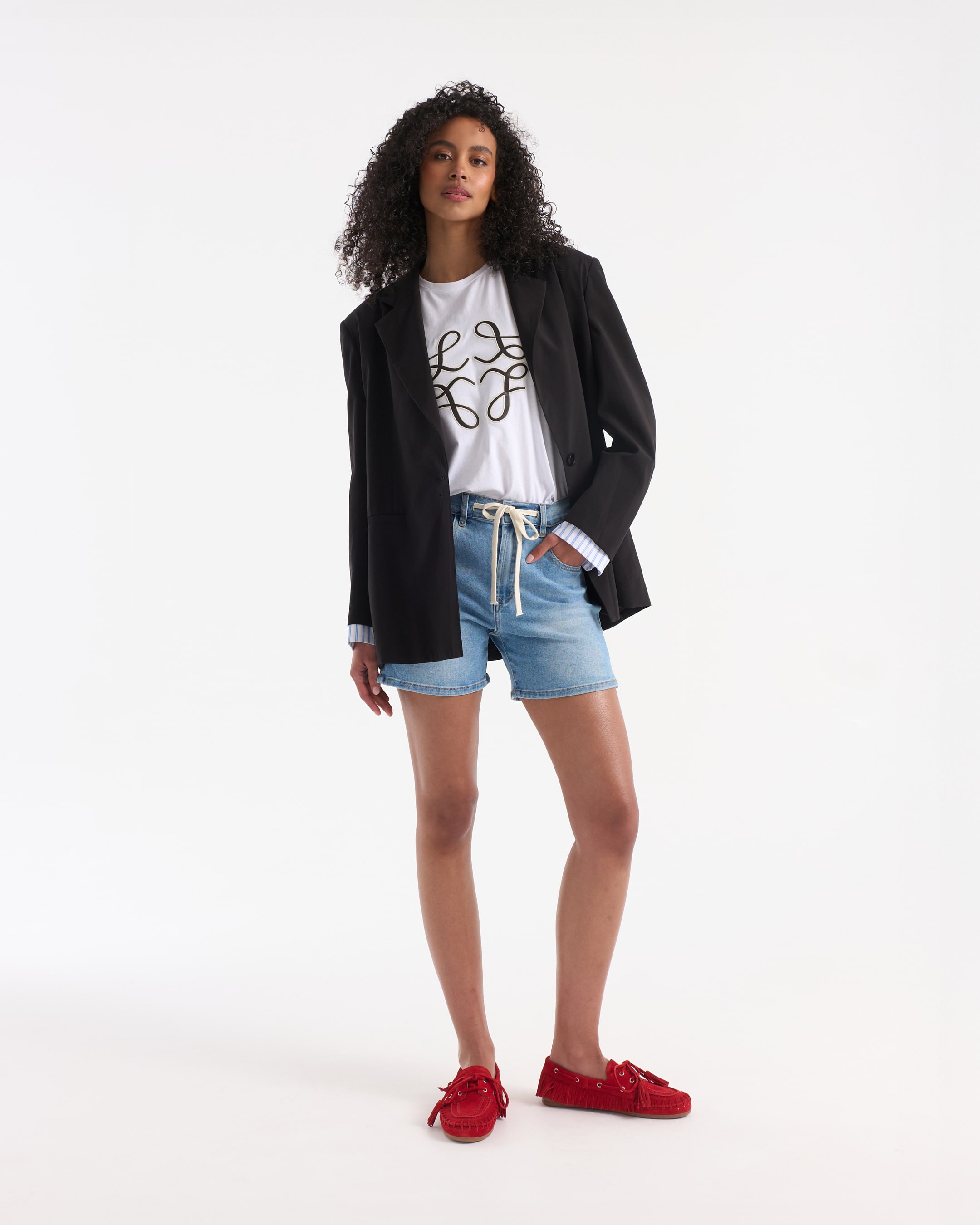 blazer, shorts denim, t-shirt, shorts met trekkoord, rode mocassins
