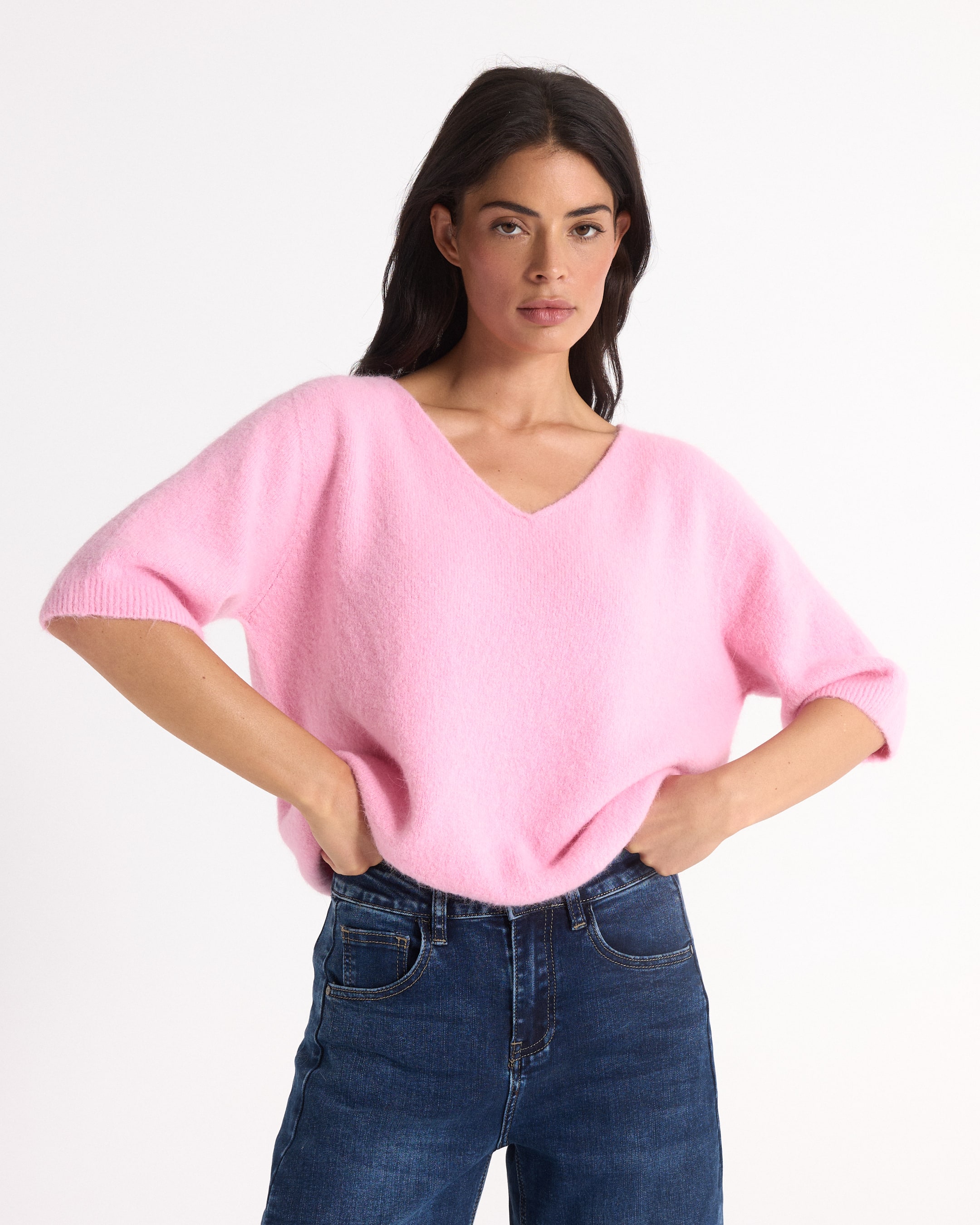roze trui, v-hals, gebreide top, korte mouwen, spijkerbroek