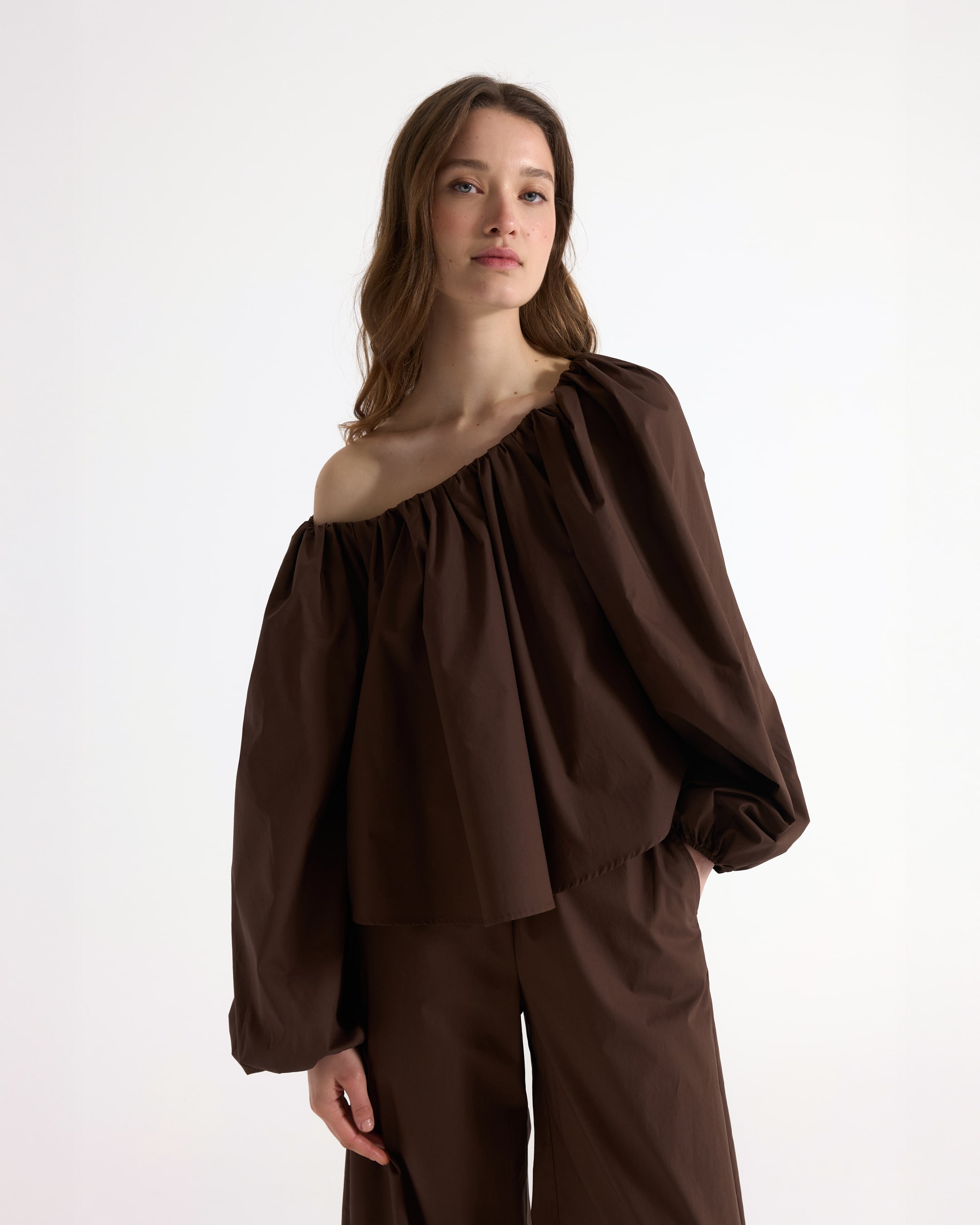 een-schouder, bruin, lange-mouwen, blouse, broeken-set