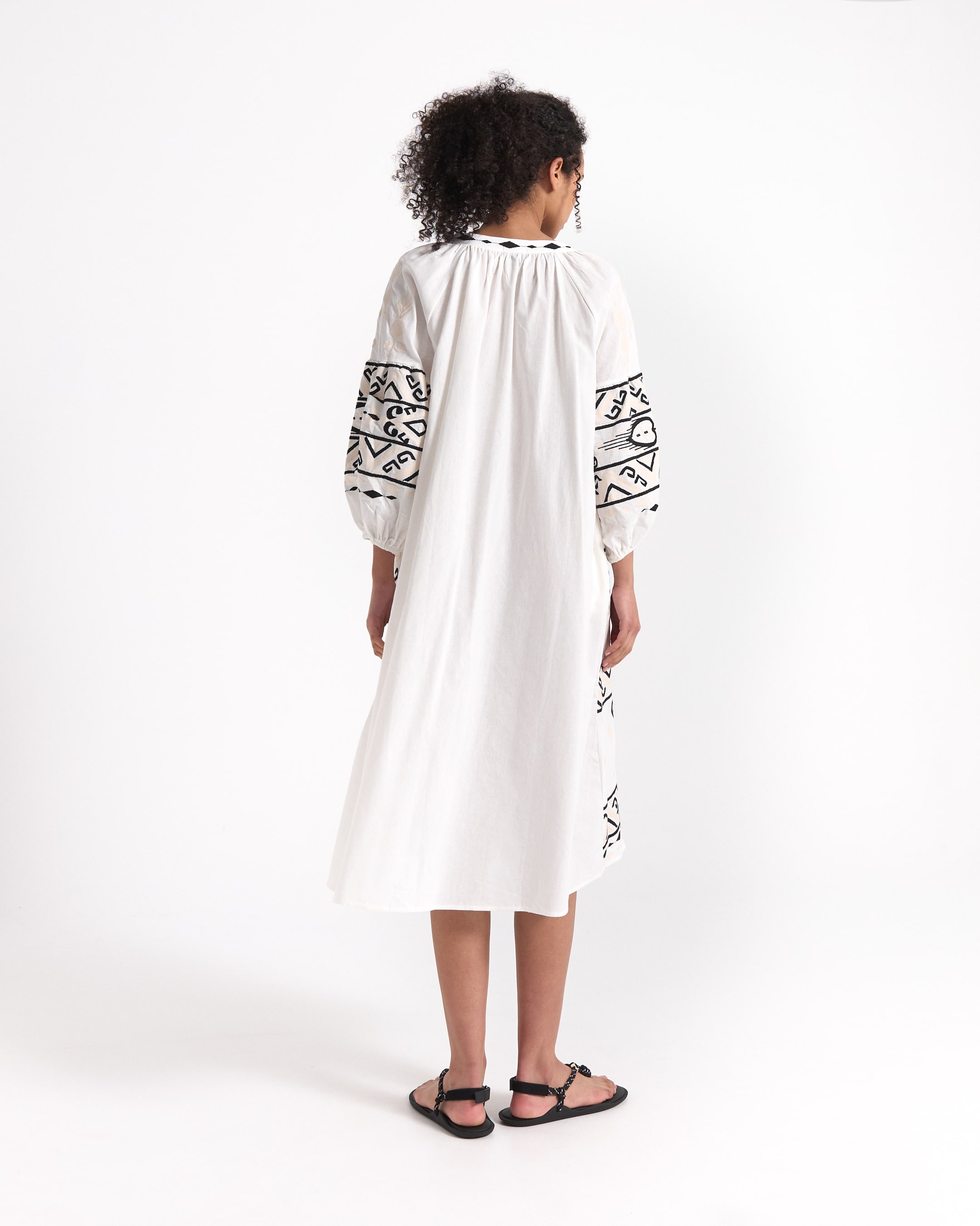 witte jurk, borduursleeën, lange jurk, losse pasvorm, sandalen