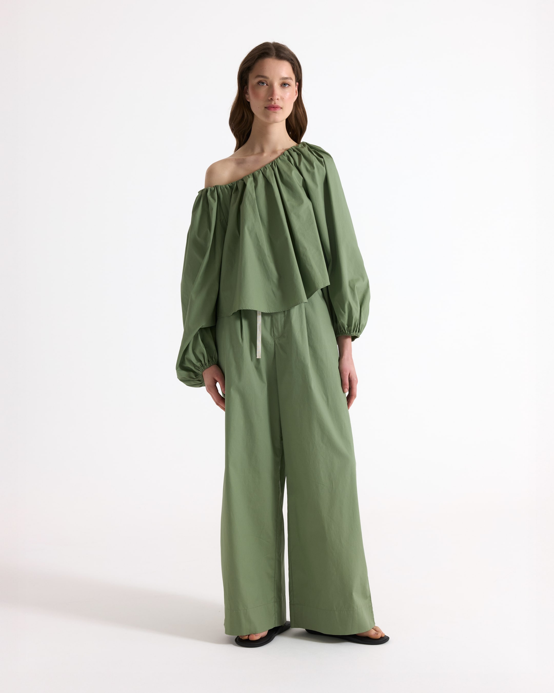 schoudervrij, groene top, pofmouwen, elastische halslijn, losvallend model