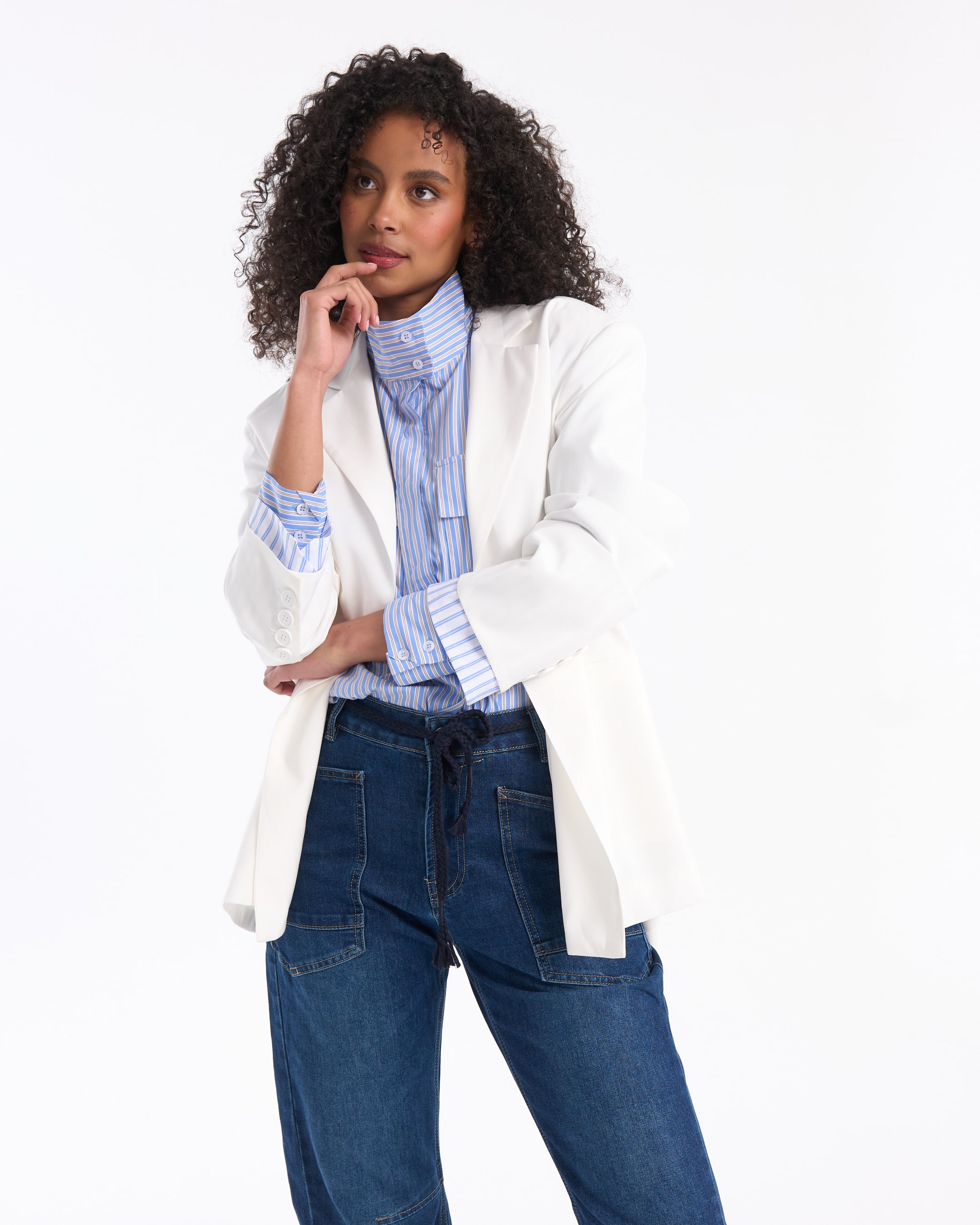 blazer, blazer wit, gestreepte blouse, blauwe spijkerbroek, casual outfit