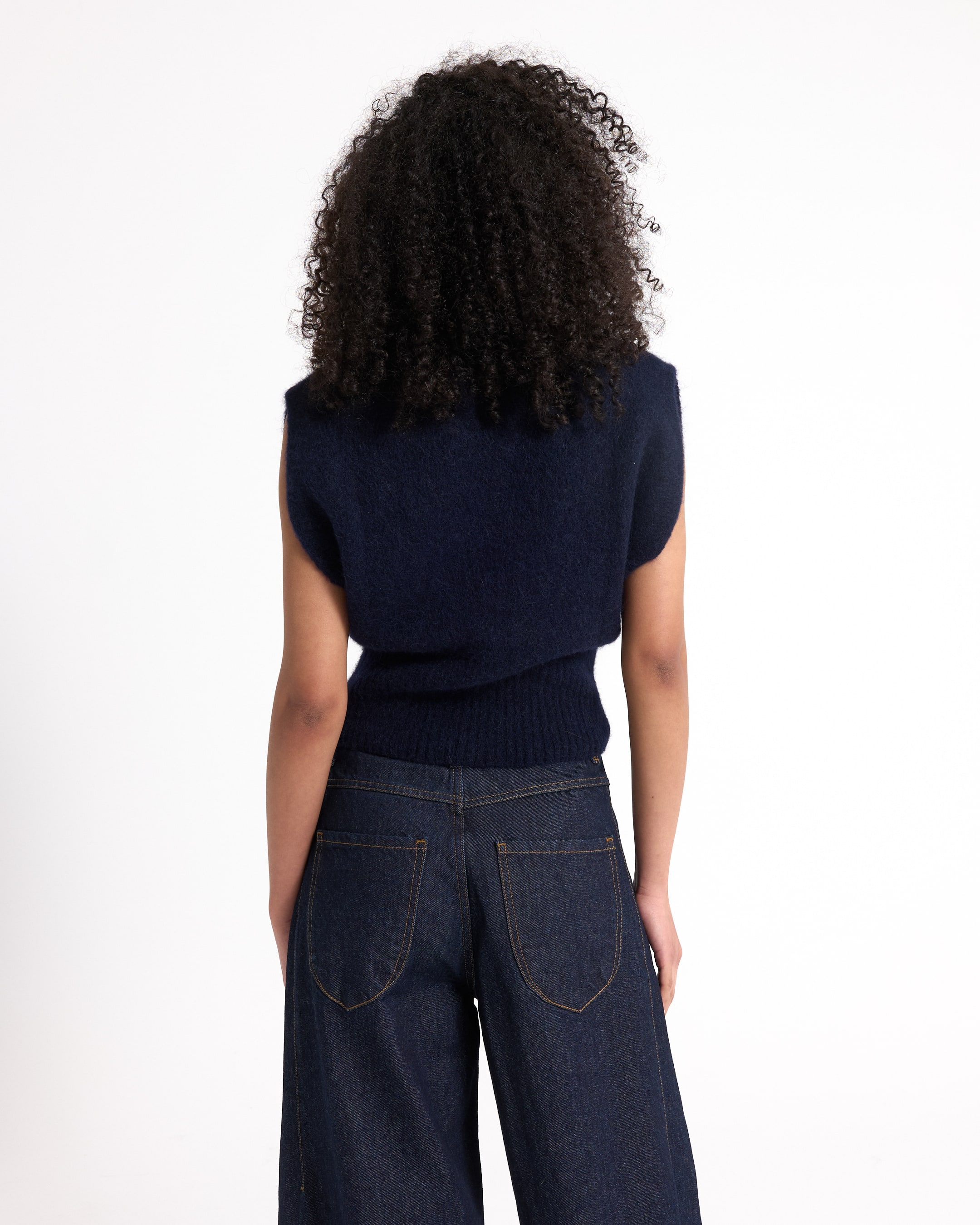 mouwloos,  donkerblauw shirt,  breiwerk,  donkere jeans,  achterkant