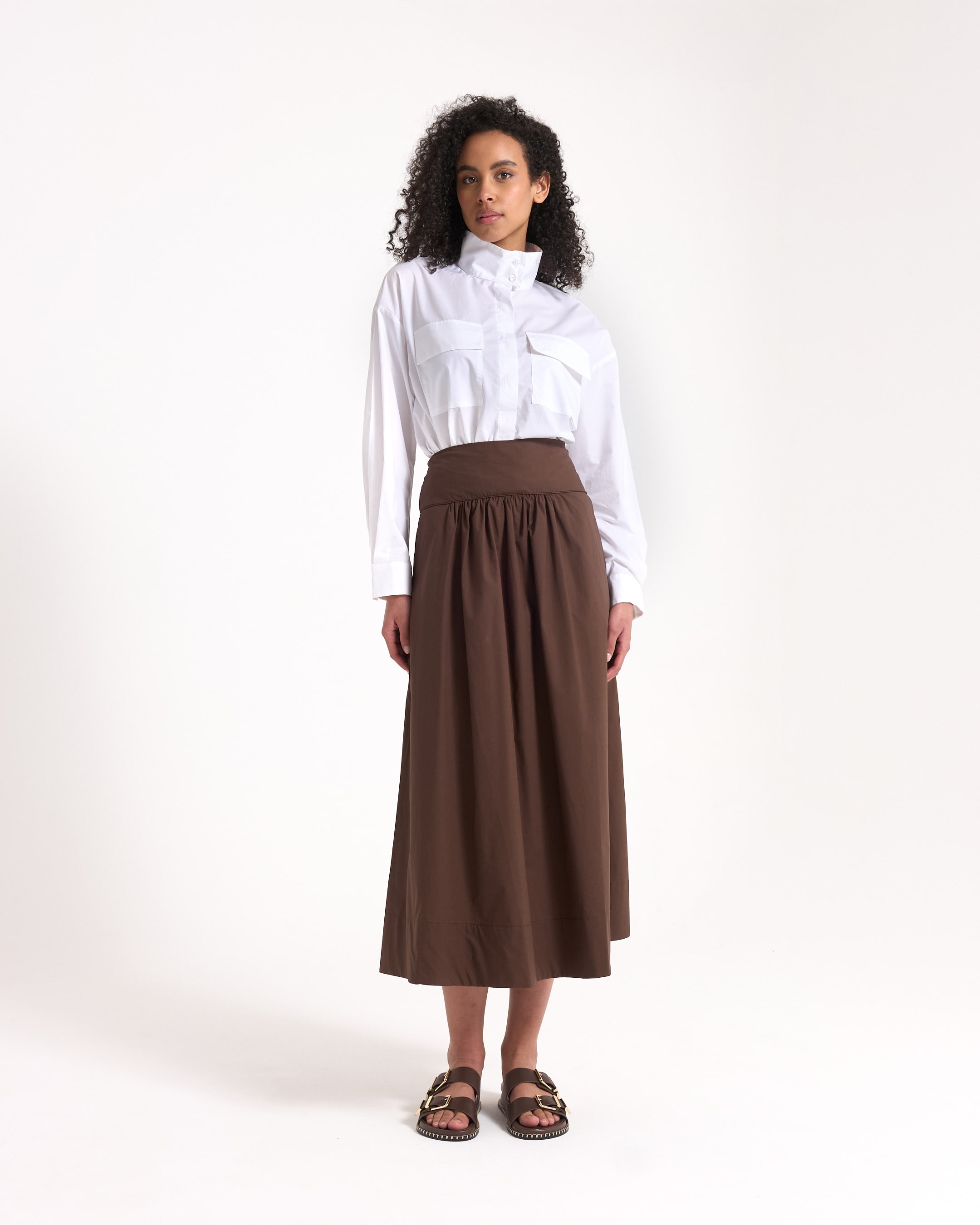 witte blouse, knopenoverhemd, zakken, kraag, bruine rok