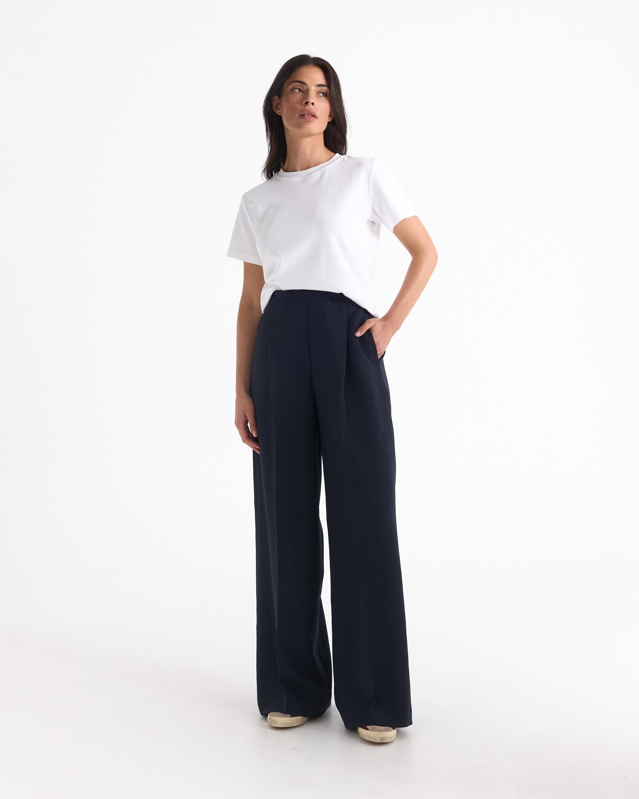 wit T-shirt, korte mouwen, navy brede pijpen, casual outfit, basis top