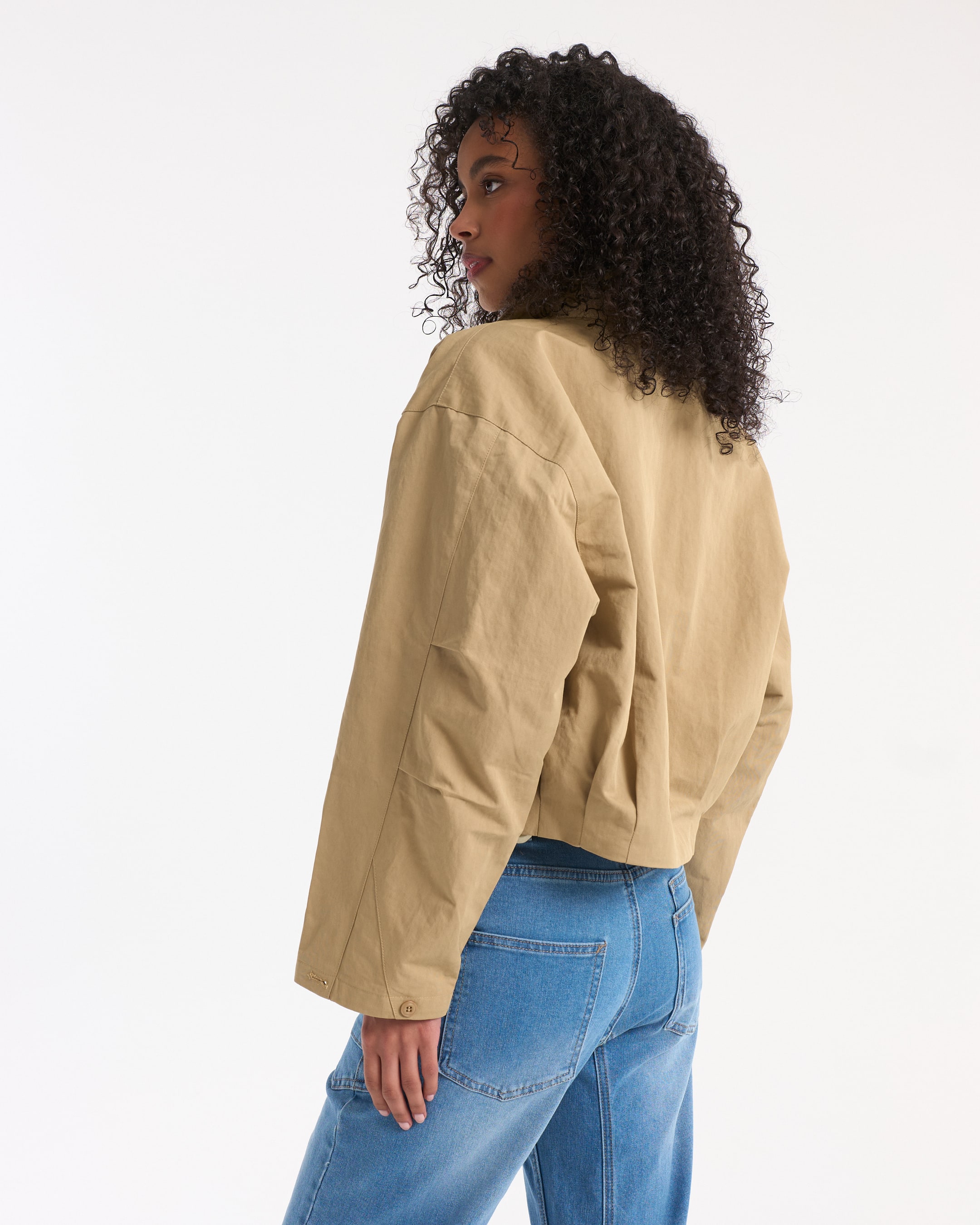 jas, beige, oversized, lange mouw, spijkerbroek