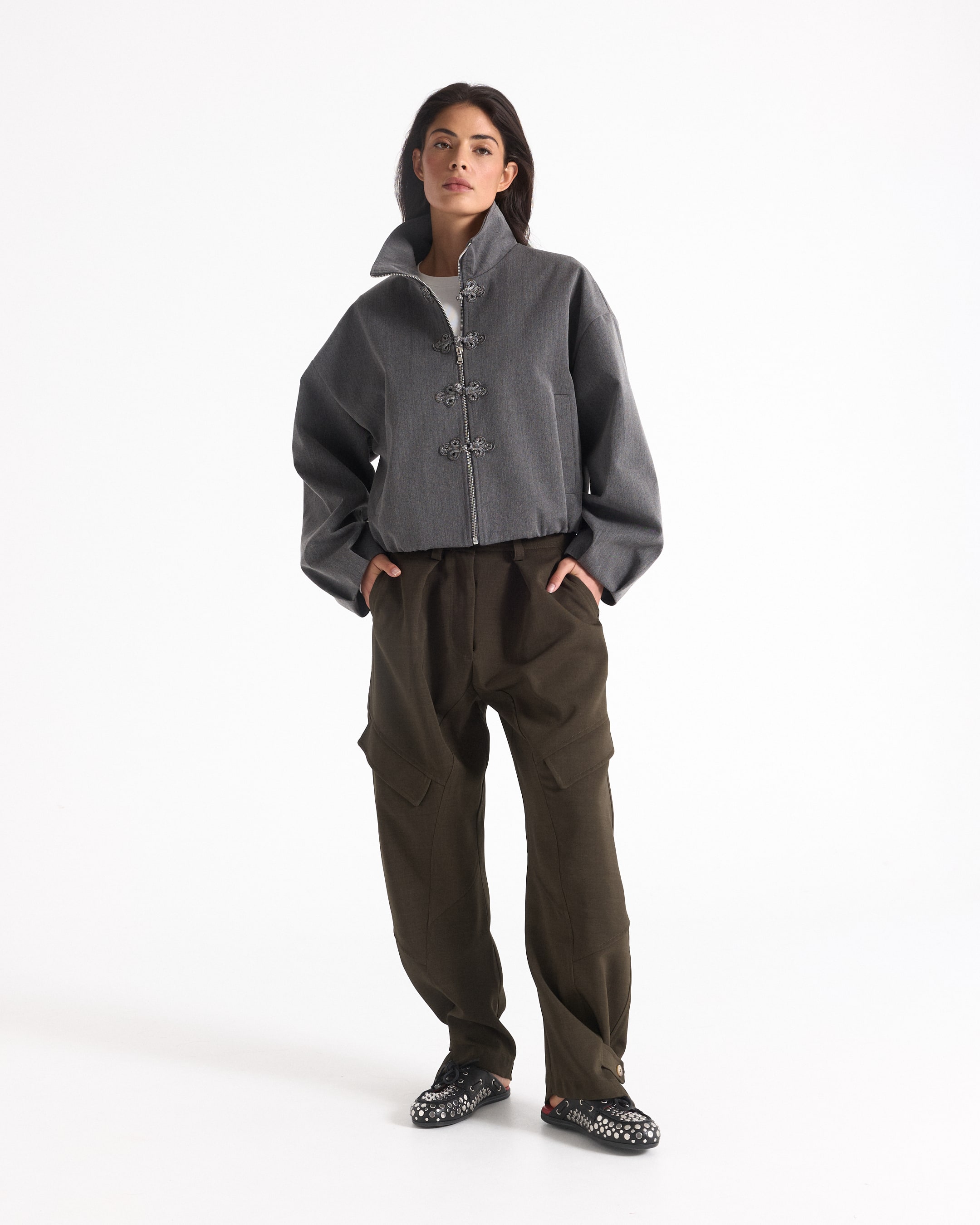 grijze jas, sluiting met knopen, duffle jas, lange broek, cargo broek