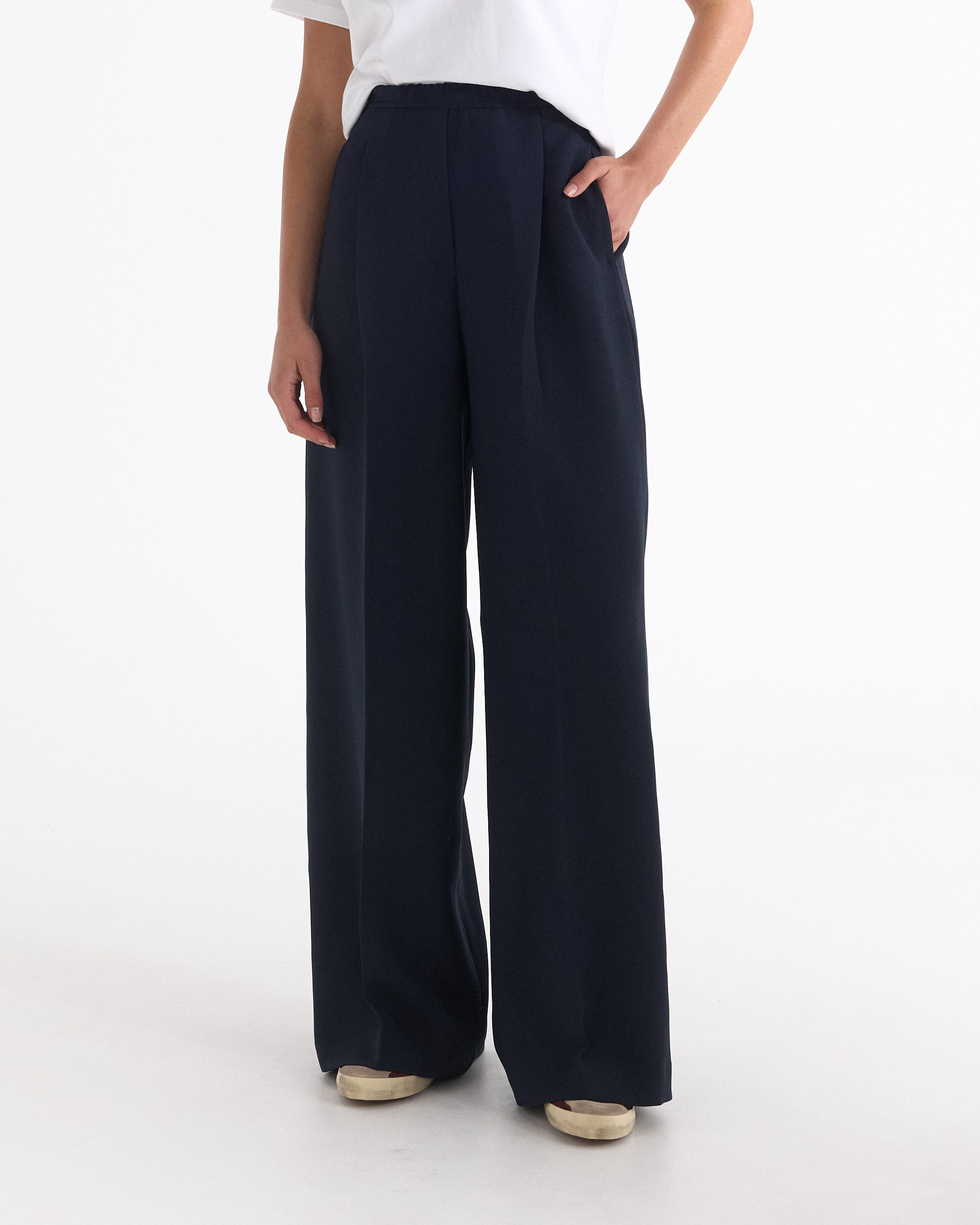 wit T-shirt, korte mouwen, navy brede pijpen, casual outfit, basis top