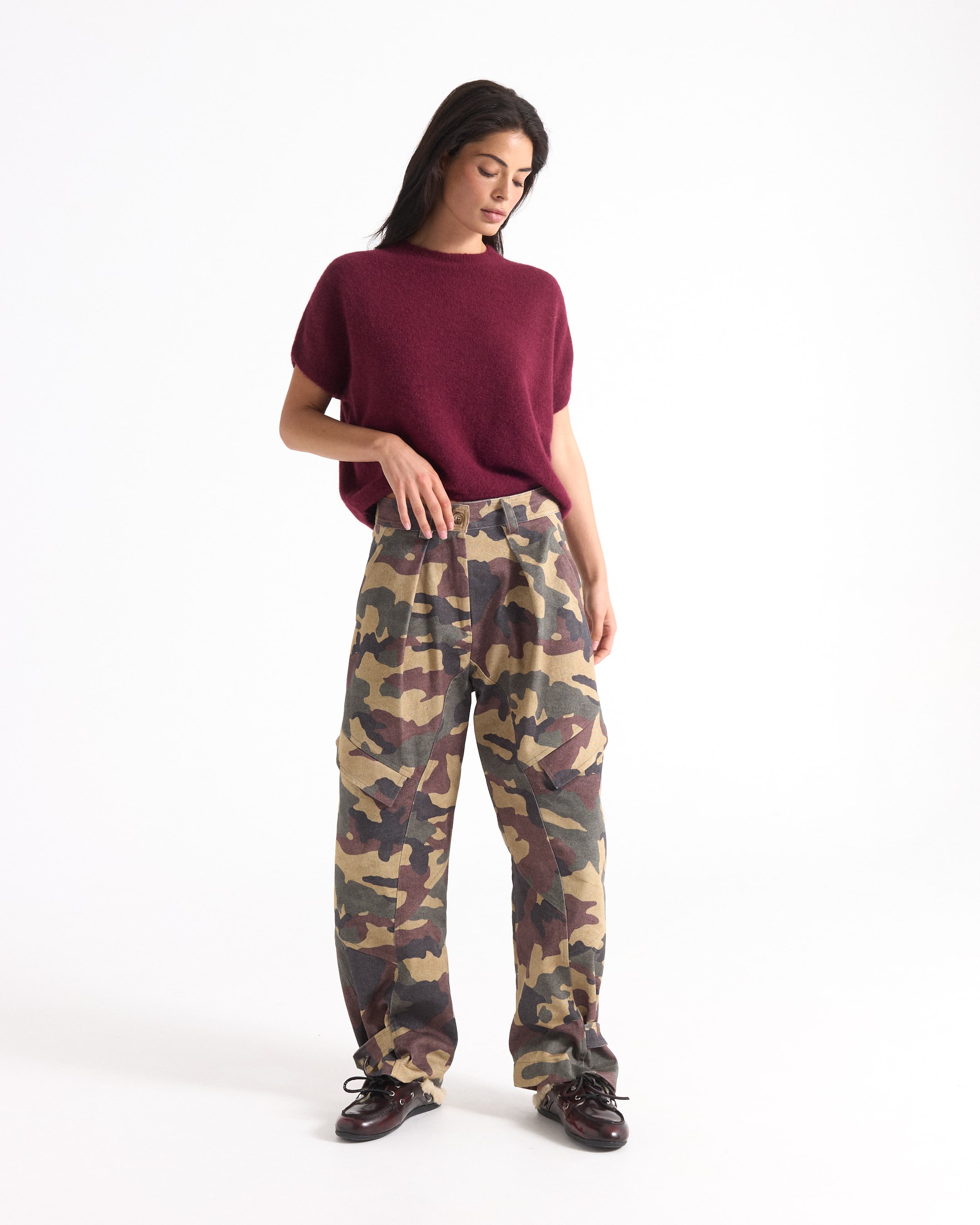 cardigan, korte-mouwen, crimson, gebreid, camouflage-broek, trui met korte mouwen, burgundy top, camouflagebroek, cargo broek, gevechtsbroek