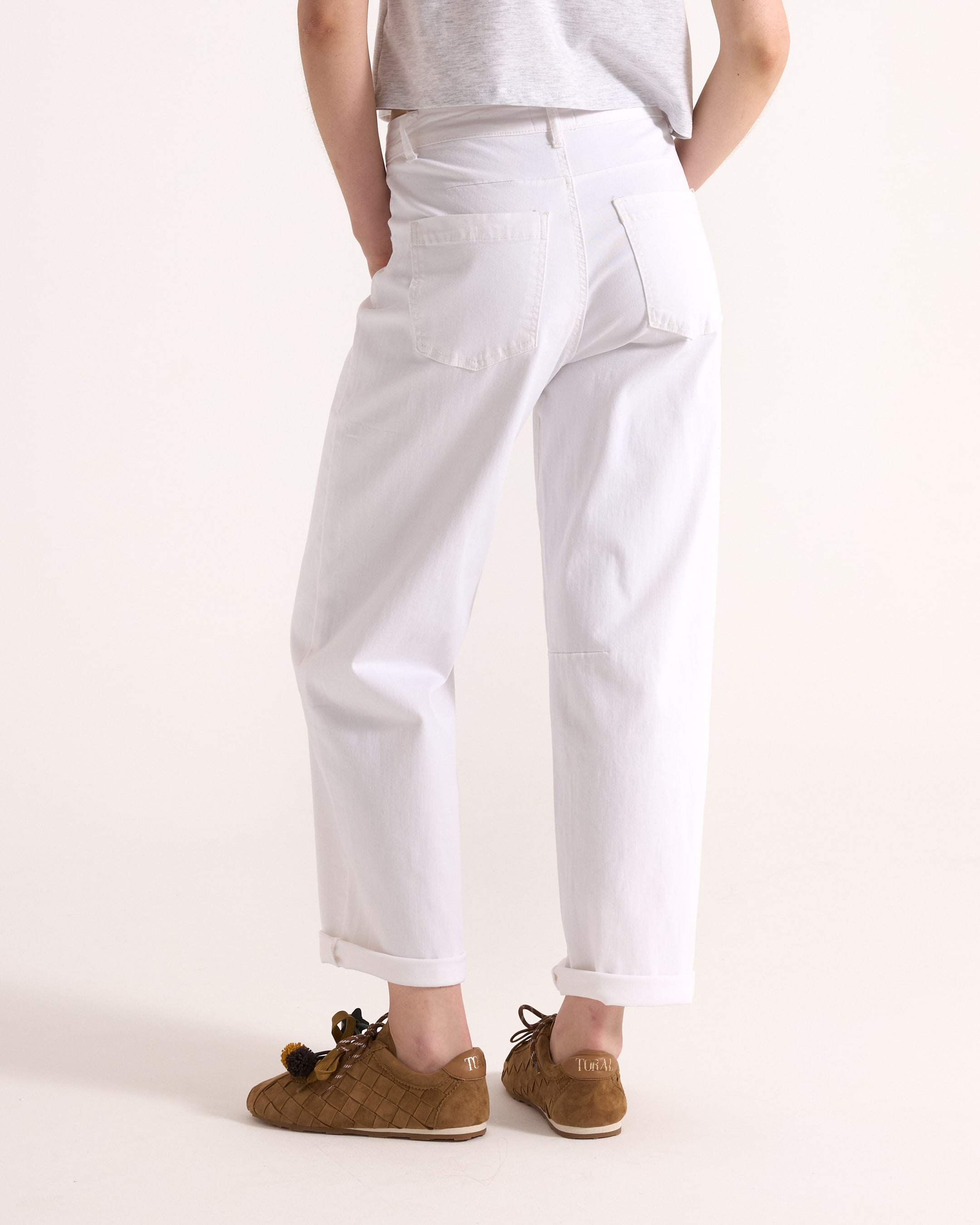 broeken, witte broek, cargo broek, achterzakken, omgeslagen zoom