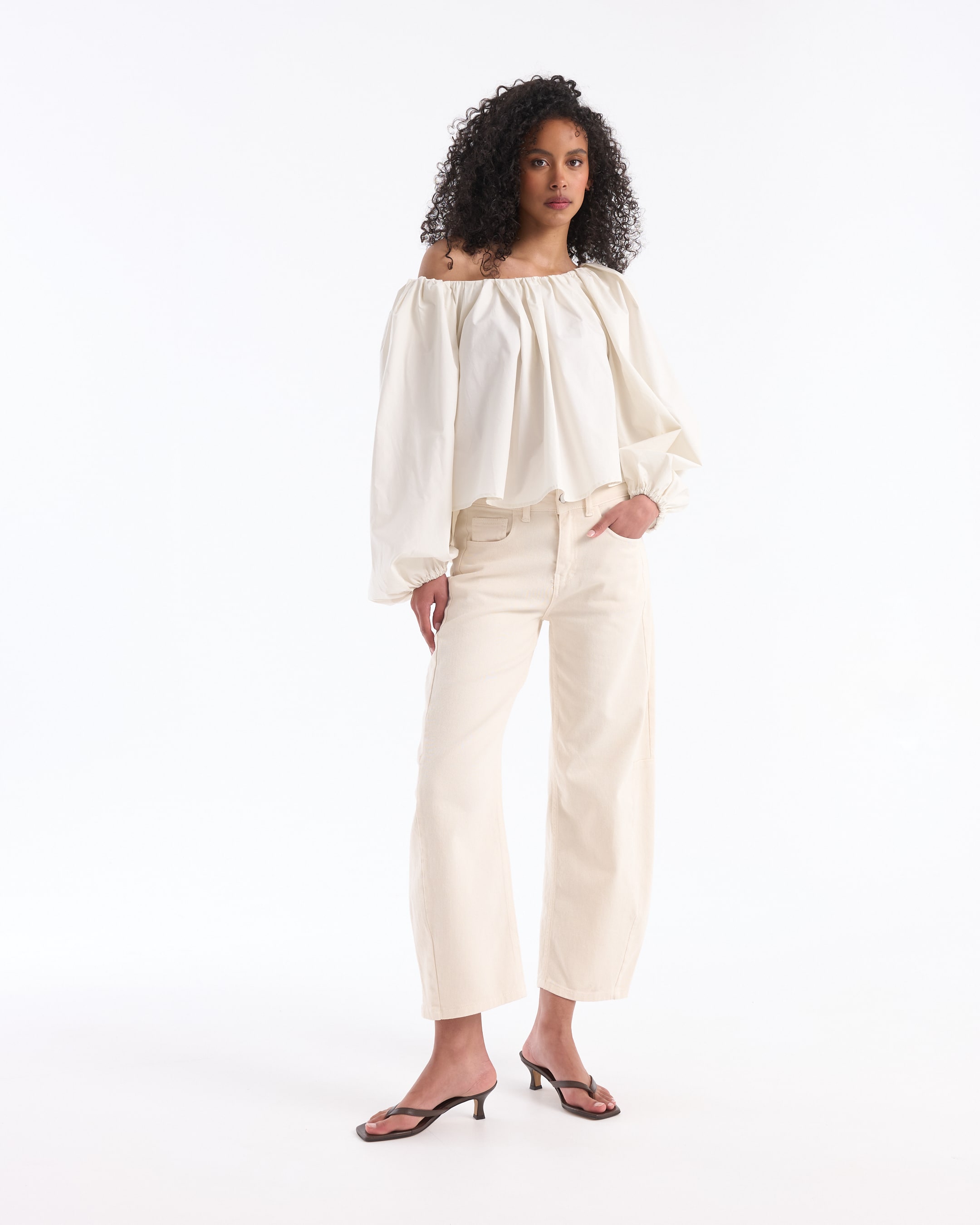 bovenstuk off-shoulder, blouse, crème kleur, plooien, lange mouwen