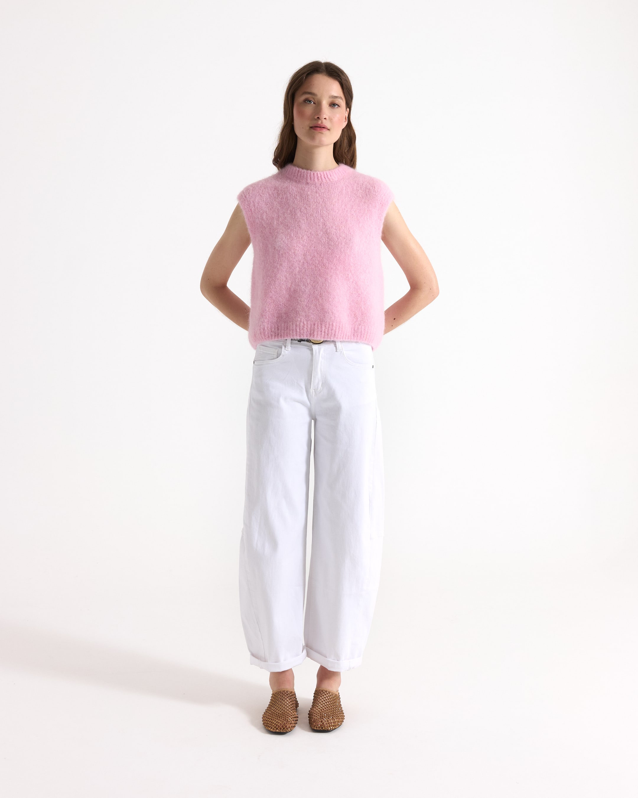 roze trui, gebreide mouwloos, roze top, losse witte jeans, muiltjes