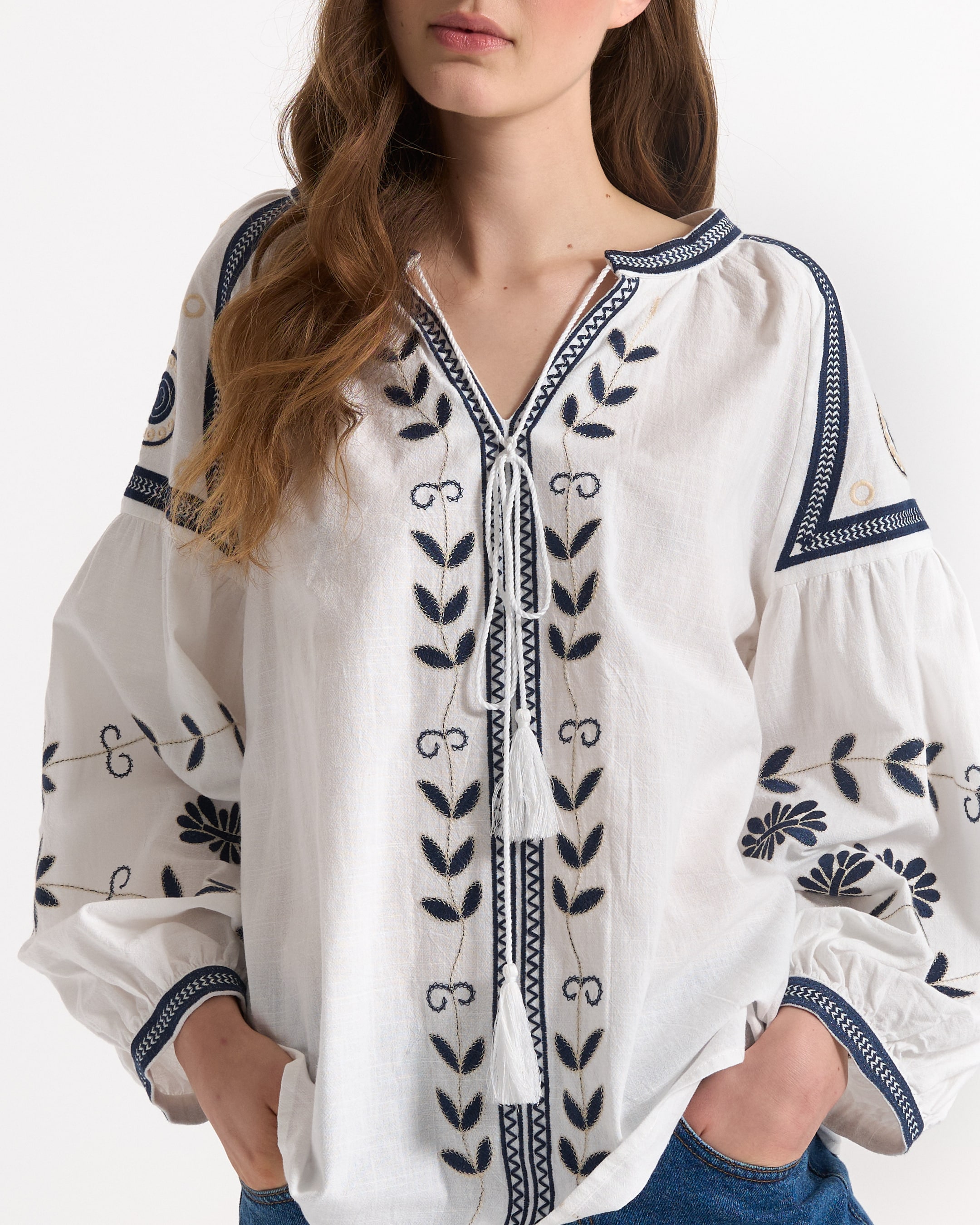 wit blouse, borduurwerk, donkerblauw, boho mouw, katoen