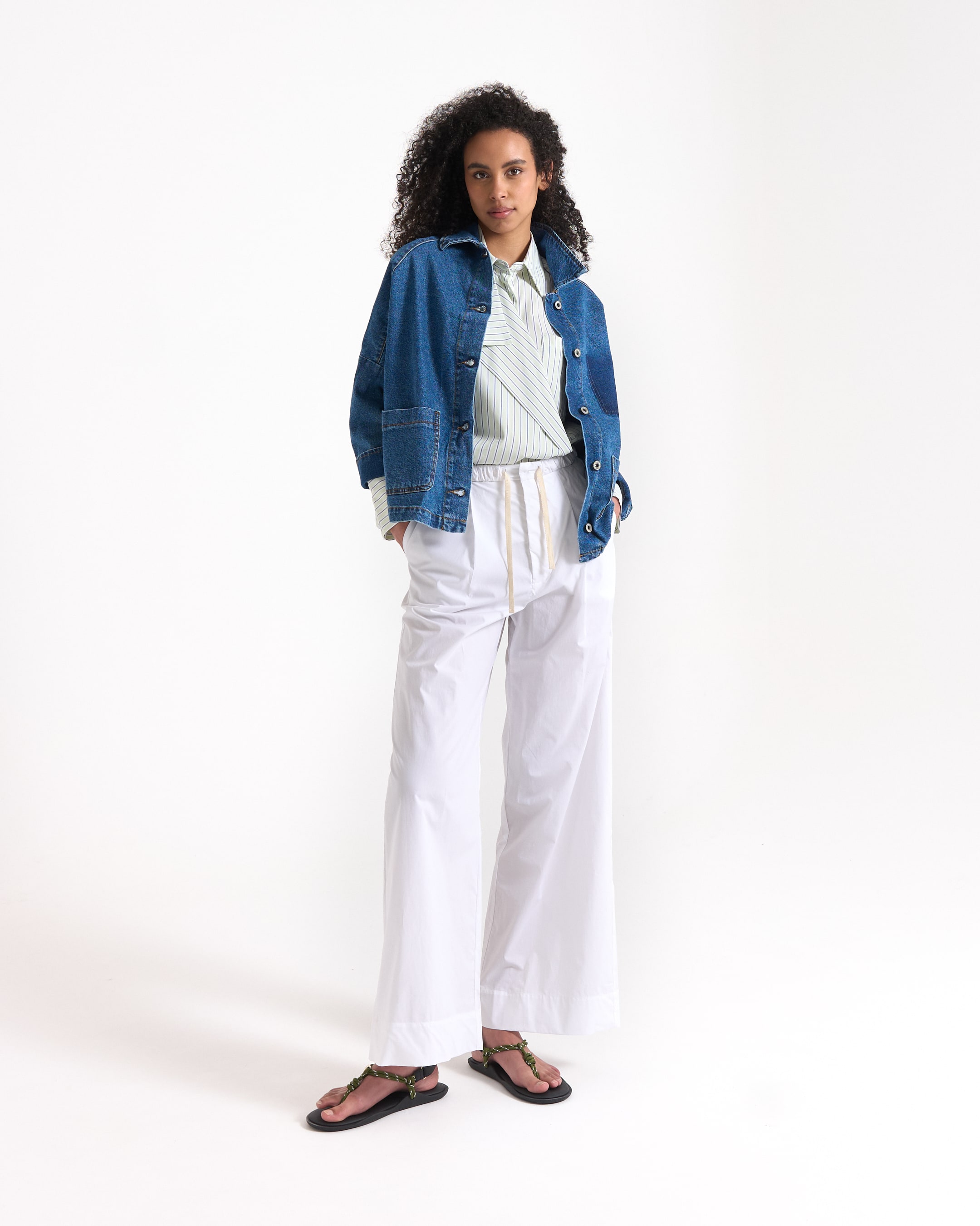 spijkerjack, blauwe jas, witte wijde broek, gestreepte blouse, sandalen