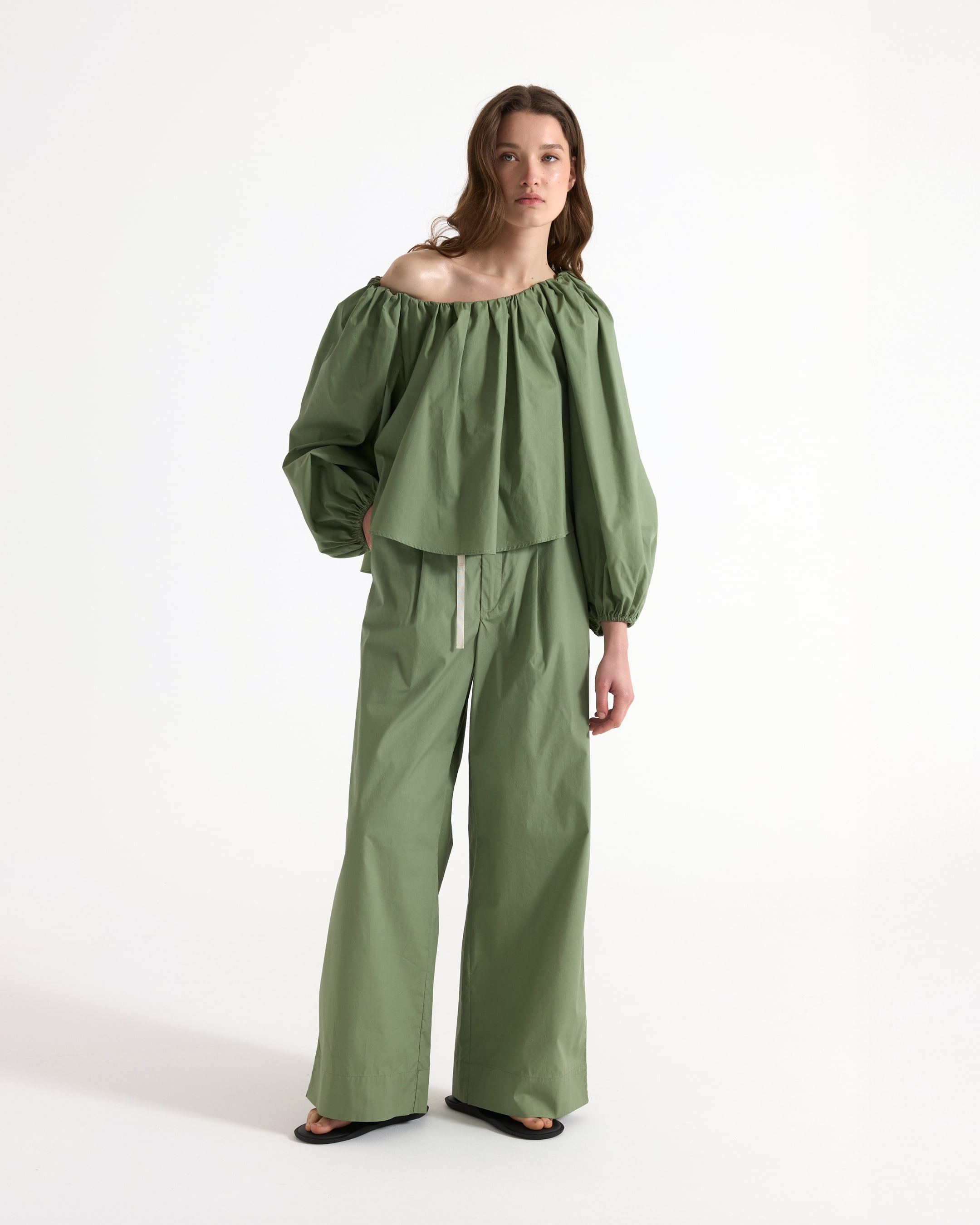 schoudershud, groene top, pofmouwen, wijdere broek, loszittend pasvorm