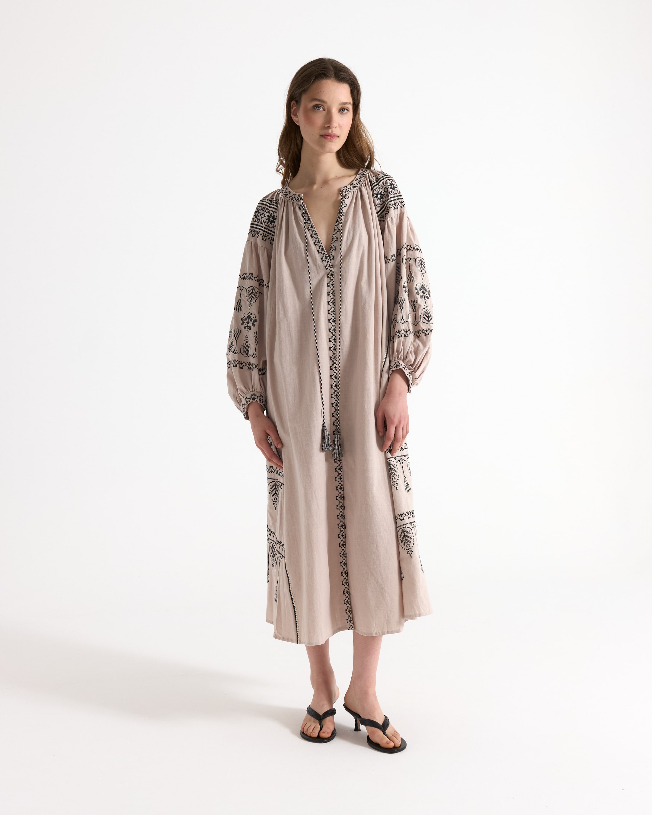 ​​maxi jurk, borduursel, boho, lijnpatroon, beige