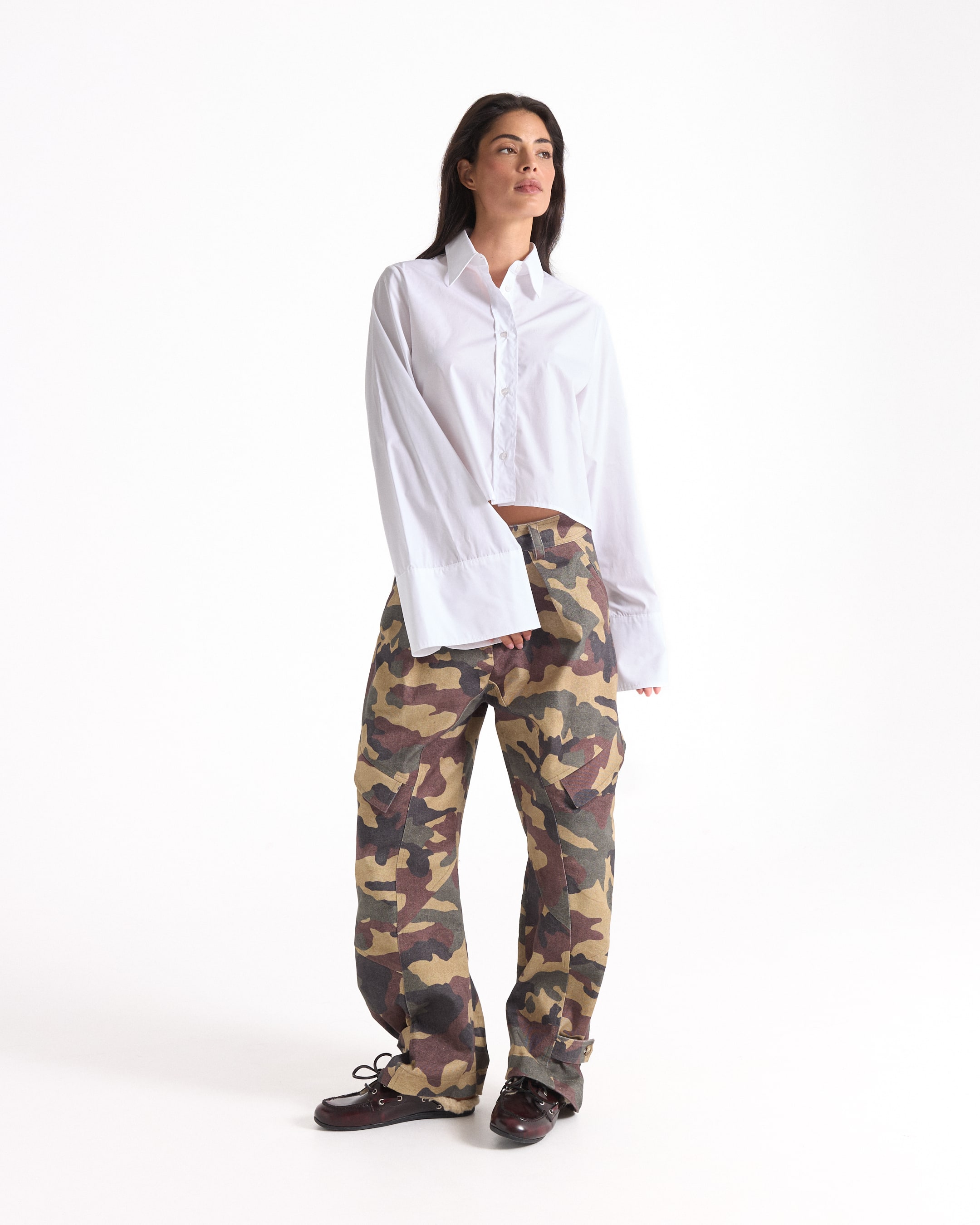 witte blouse, oversized mouw, camouflage broek, cargo broek, losvallende pasvorm