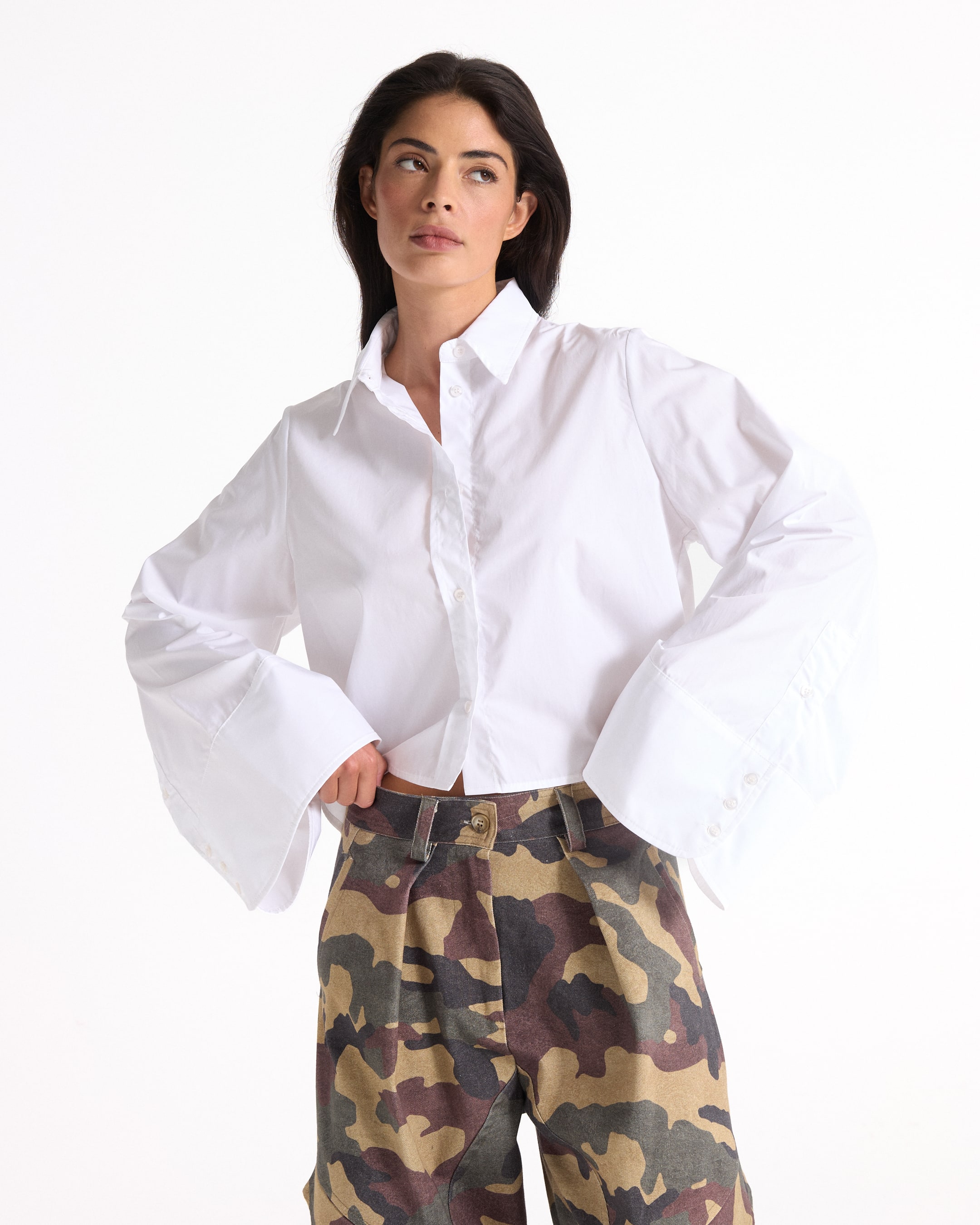 witte blouse, knopen-down, kraag overhemd, lange mouwen, camouflage broek
