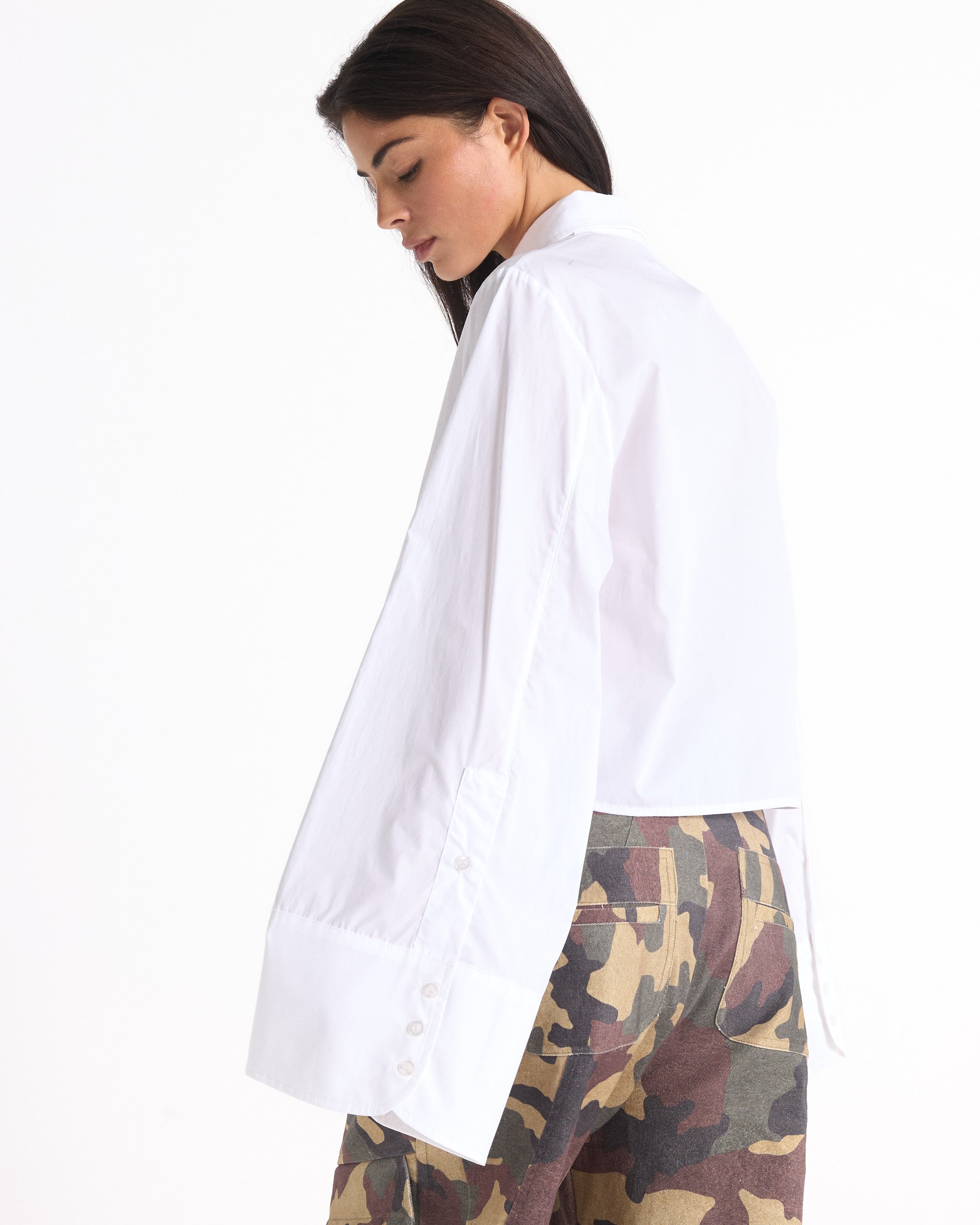 wit shirt, oversized, lange mouw, knopmanchet, katoenen camouflage broek