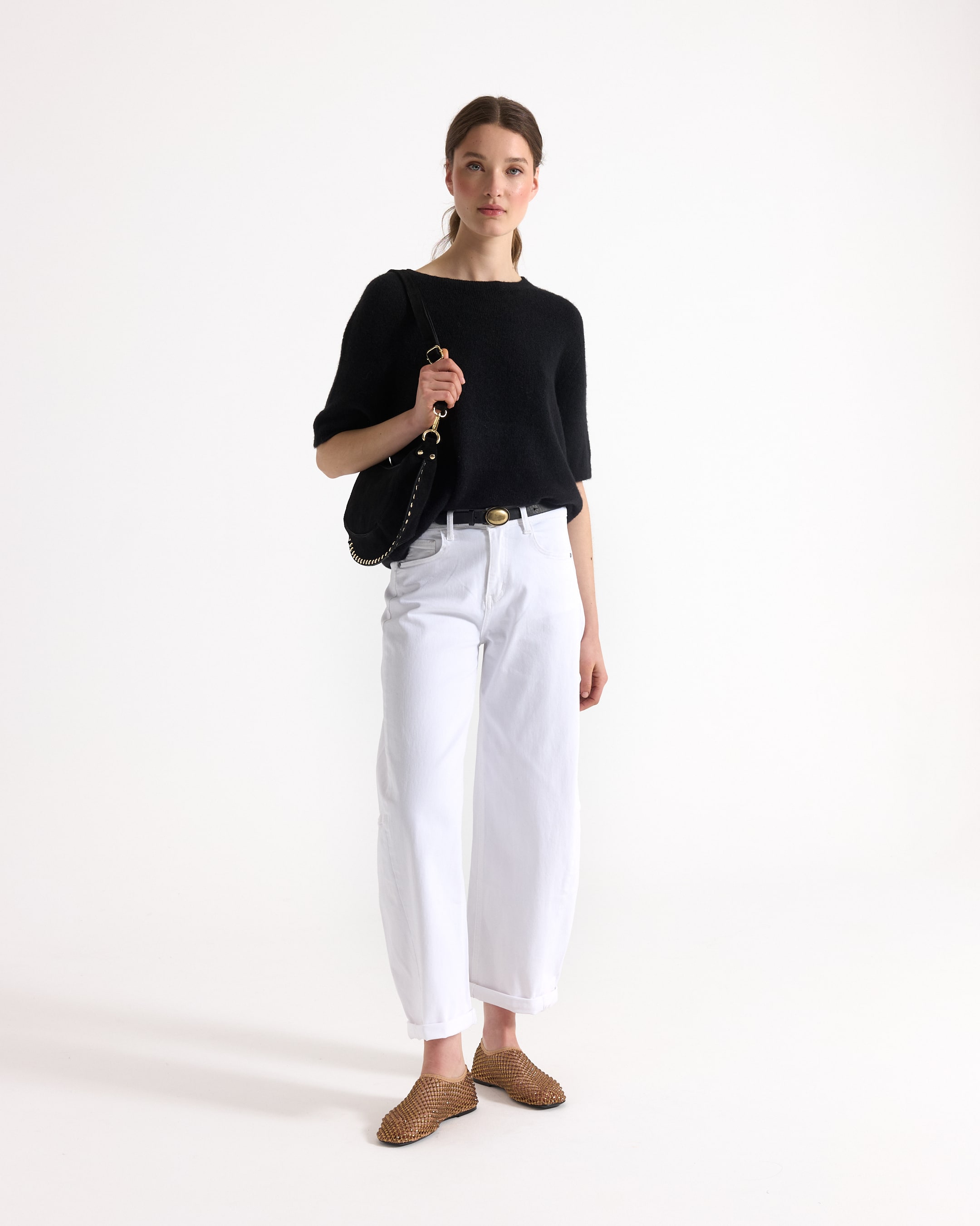 zwarte trui, witte wijde broek, zwartehandtas, mule, casual outfit