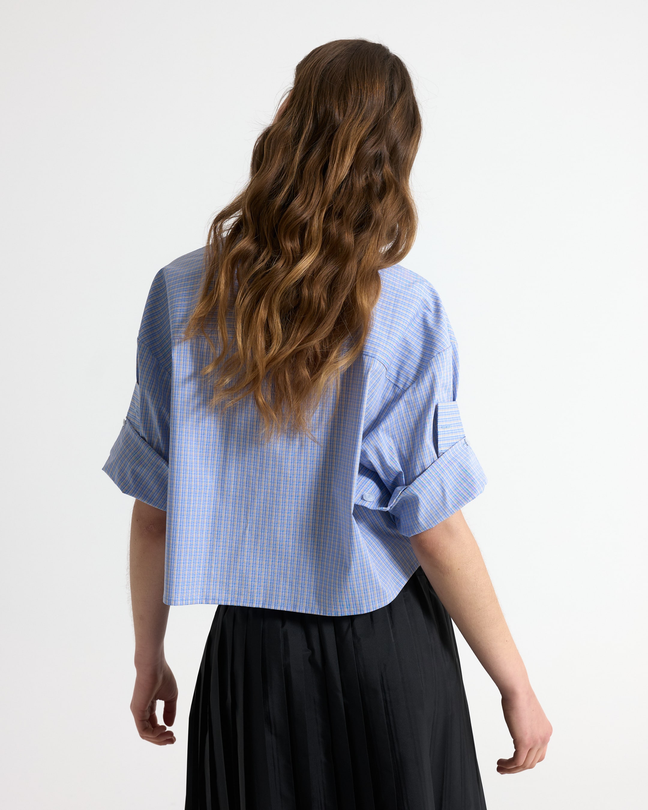 blauw gestreepte blouse, top, gerolde mouwen, losse pasvorm, achterkant zicht