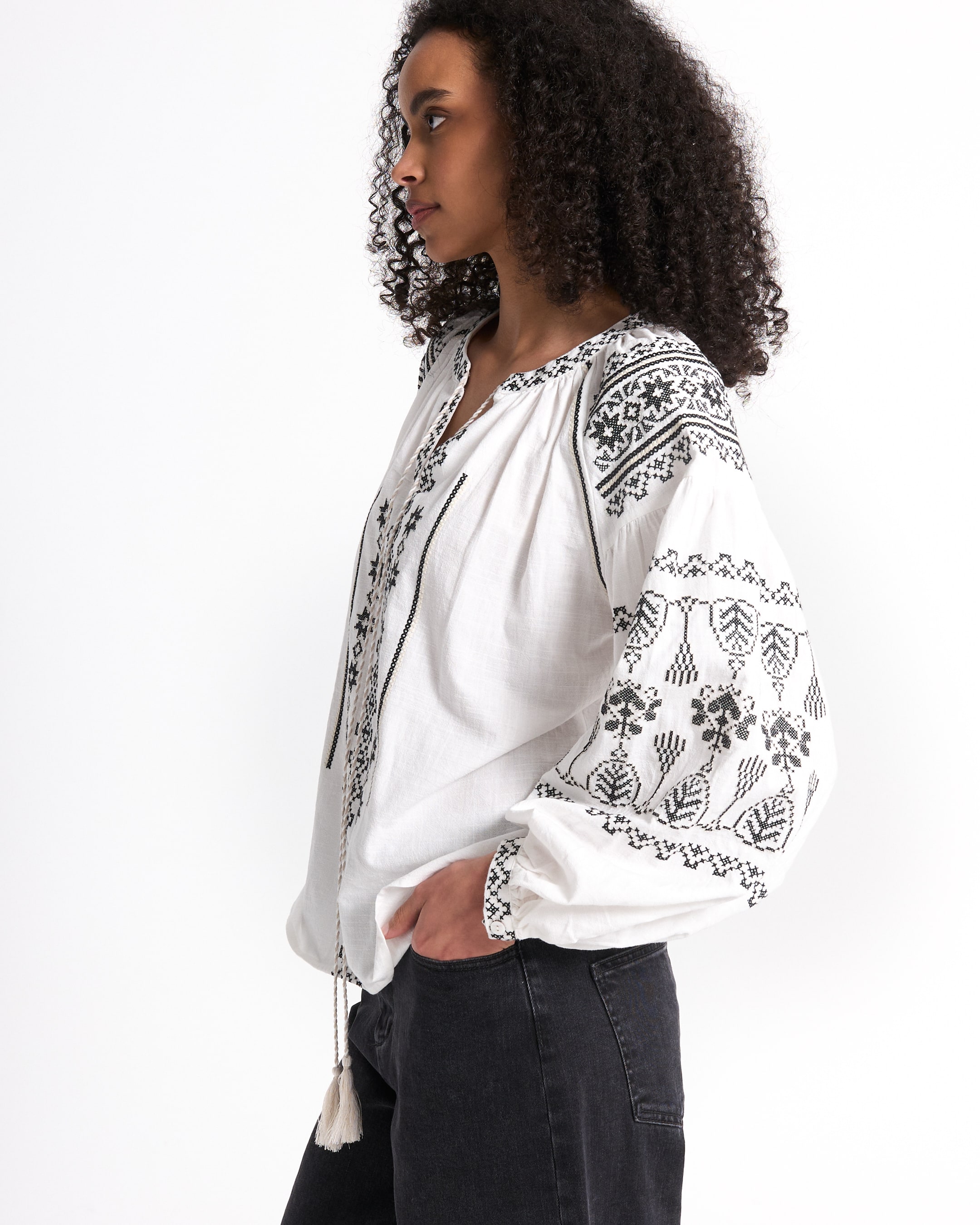 geborduurd overhemd, wit shirt, boho blouse, landelijke blouson, touwtjes kwastjes