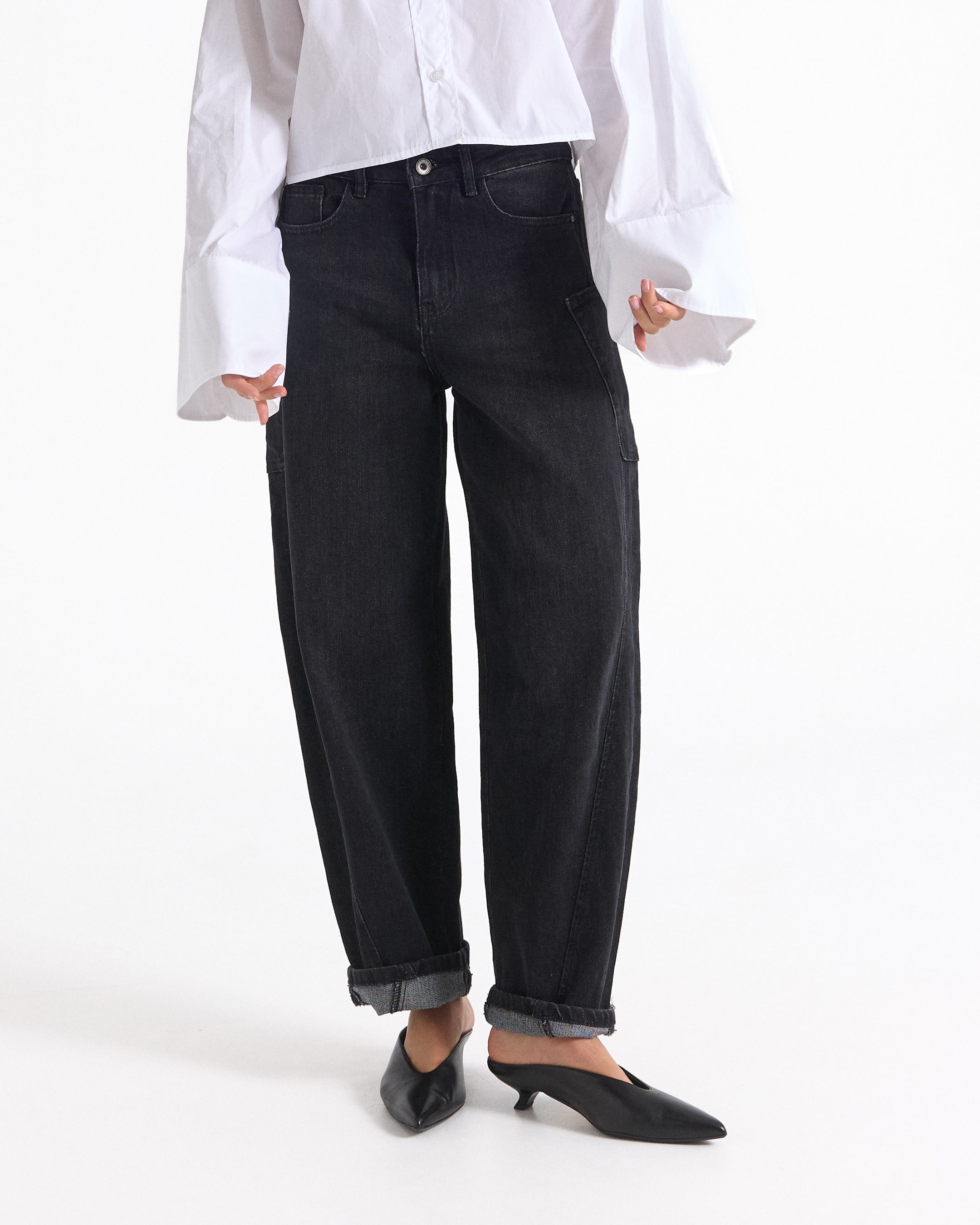 witte blouse, knopenoverhemd, lange mouw, korte top / cropped?, zwarte jeans