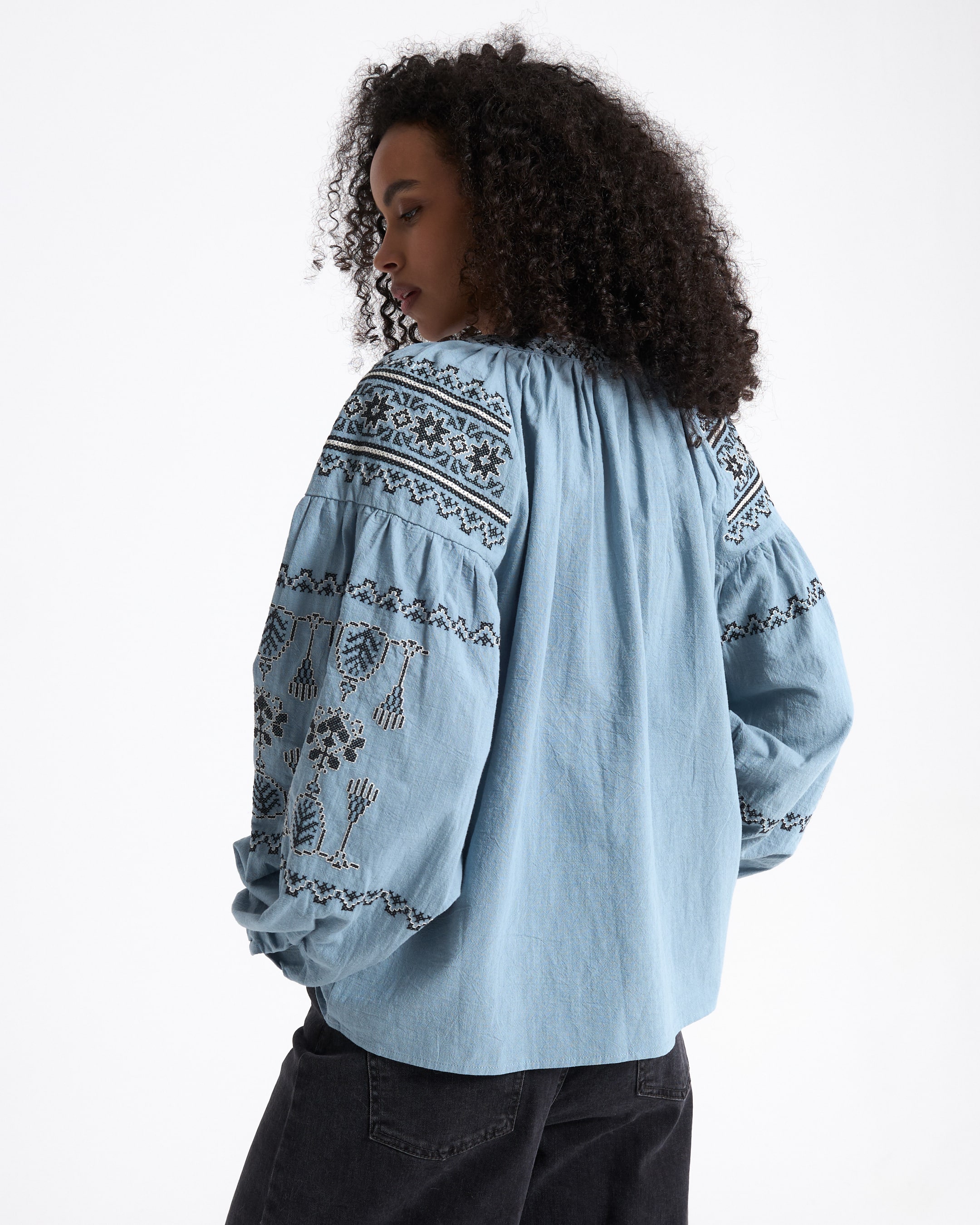 geborduurde blouse, boho top, lichtblauw, pofmouwen, borduurwerk