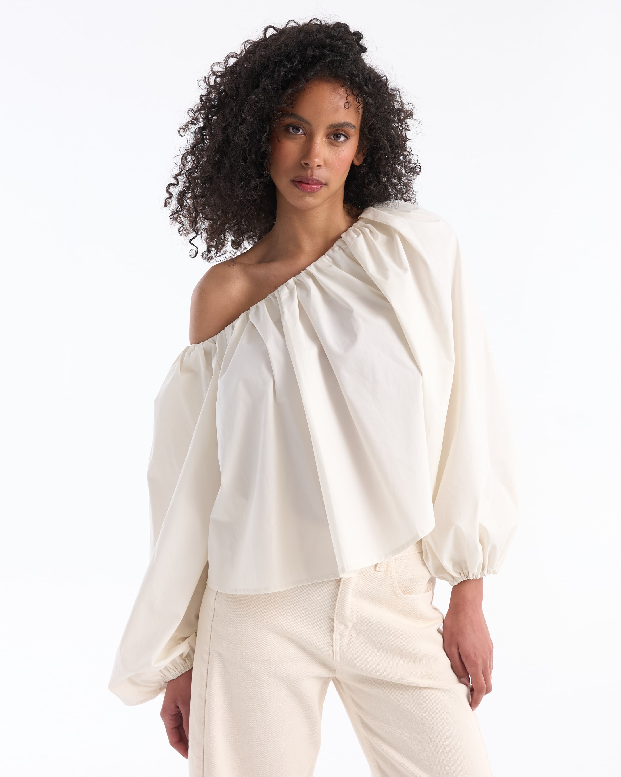 schouderloze, blouse, crème, lange mouwen, ruches