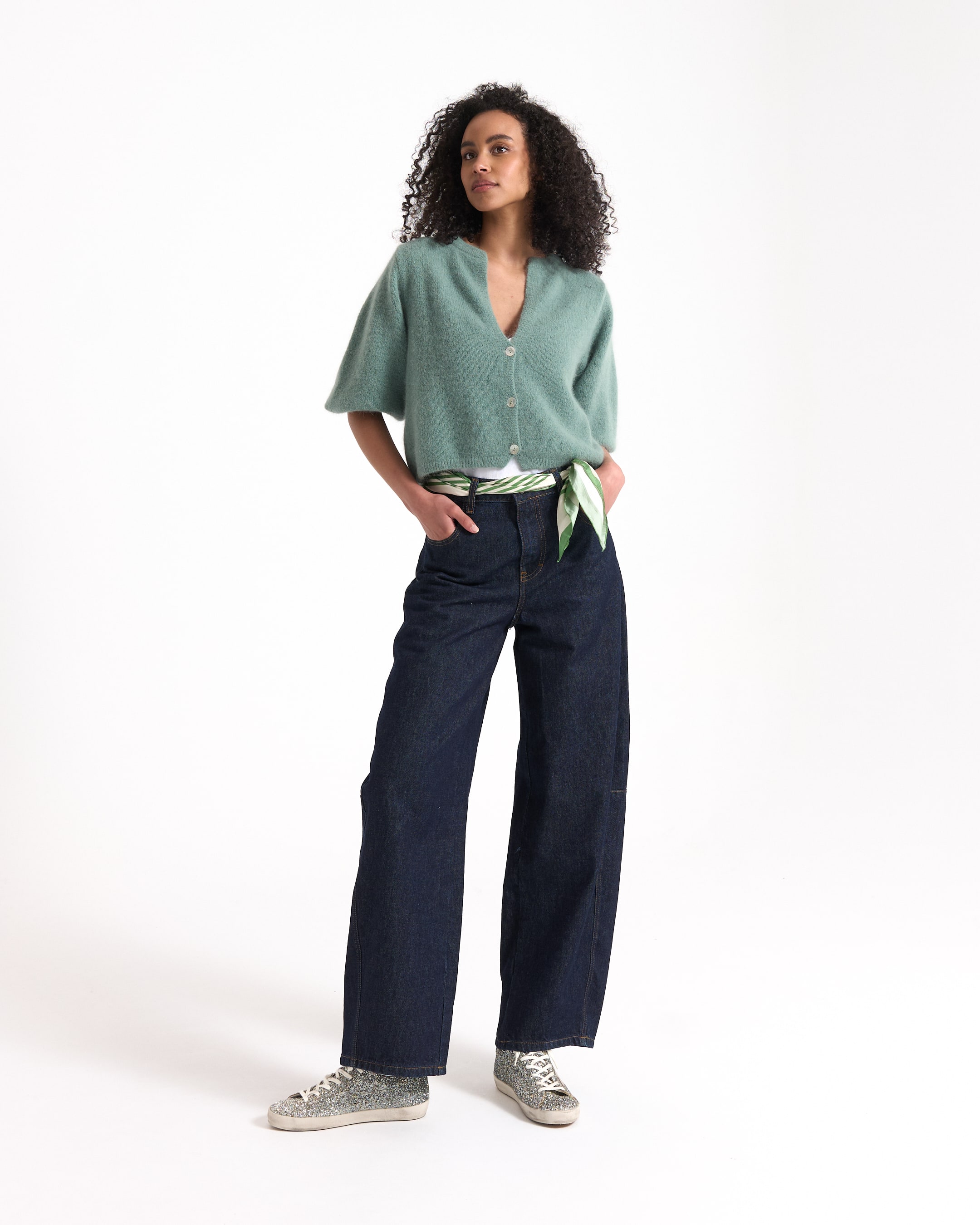 vestje, groen, top, wijd uitlopende jeans, riem met sjaal